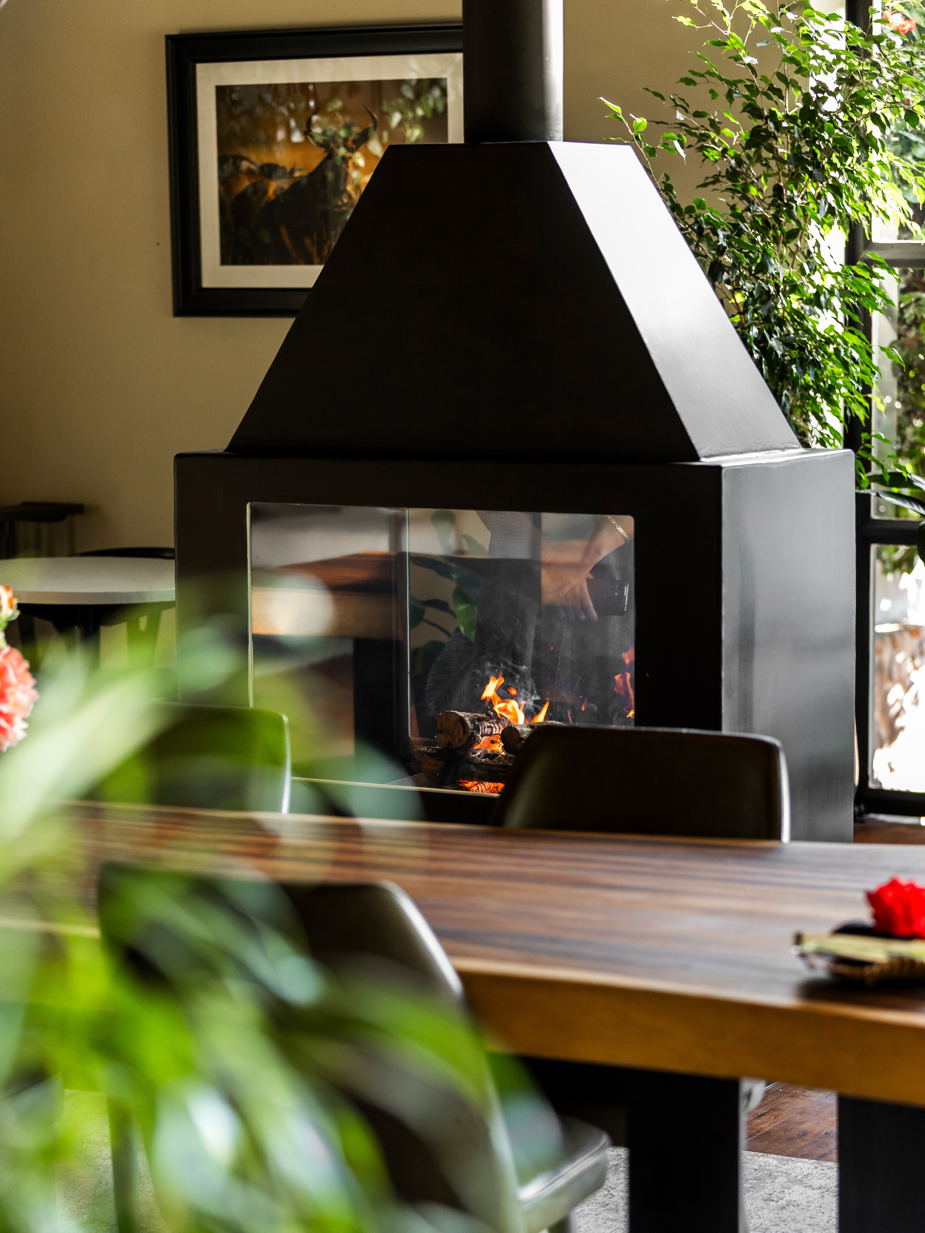“Travel isn’t about escaping life. It’s about collecting moments that change the way you see it.” 🌳🌿
There are few places as uniques as Mhondoro Safari Lodge