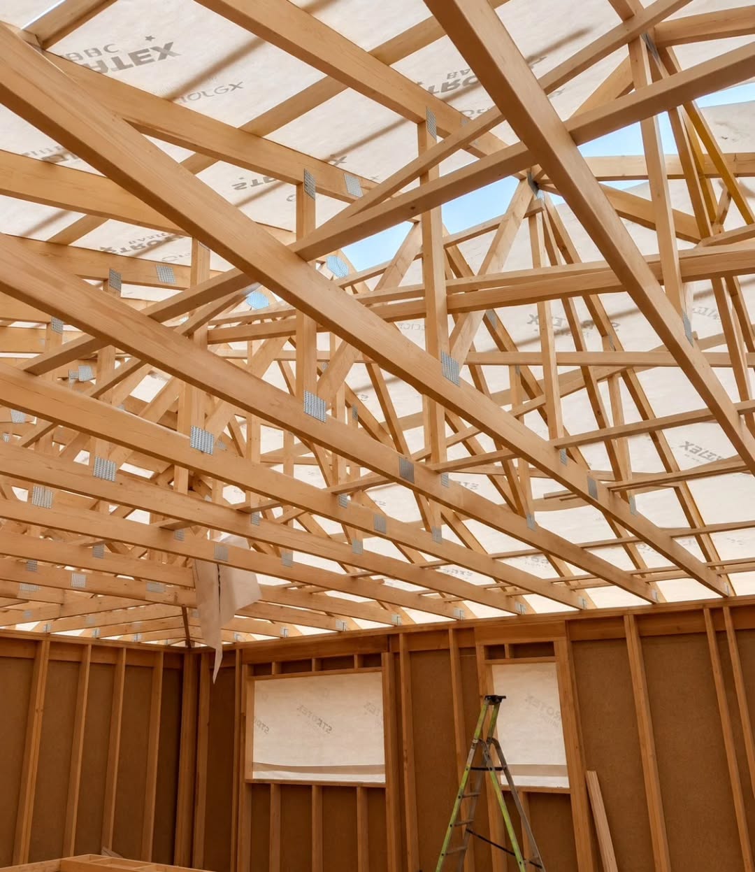 La maison en bois suscite encore beaucoup de questions 🏡
Est-elle durable ?
Garde-t-elle bien la chaleur ?
Peut-elle avoir un aspect moderne ?
Beaucoup de personnes imaginent encore la maison en bois comme une construction traditionnelle, où le bois est visible de tous les côtés. Pourtant, les maisons en bois contemporaines ressemblent aujourd’hui parfaitement aux maisons modernes en construction traditionnelle.
De l’extérieur, on ne voit même pas que le bâtiment a été réalisé avec une technologie bois. Une façade moderne, de grandes baies vitrées, une forme épurée et des finitions élégantes donnent à la maison une apparence esthétique et très contemporaine ✨
Il ne faut donc pas avoir peur de cette technologie, mais simplement bien choisir l'entreprise qui realiser votre projet 🤝
Vous envisagez une construction ou une rénovation ? Contactez-nous !
📩 contact@kubus-house.com
📞 +33 4 50 20 28 64
