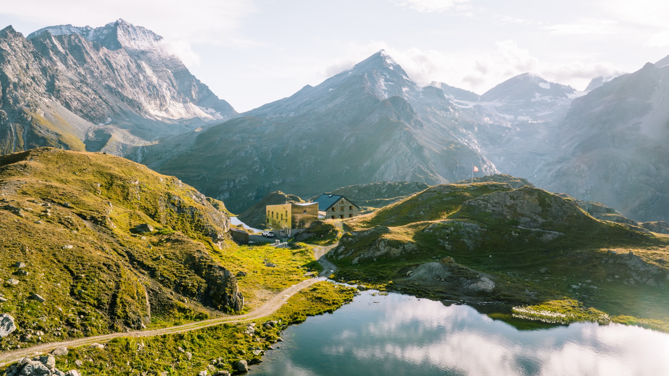 Hiking season is on! 🏔️♻️
Cabane de Chanrion, 2,462m up in the Val de Bagnes, with some of the most wild trails you can explore in the region.
Our one golden rule: Leave no trace.
Keep Valais Green
Photo by @luciaharrison