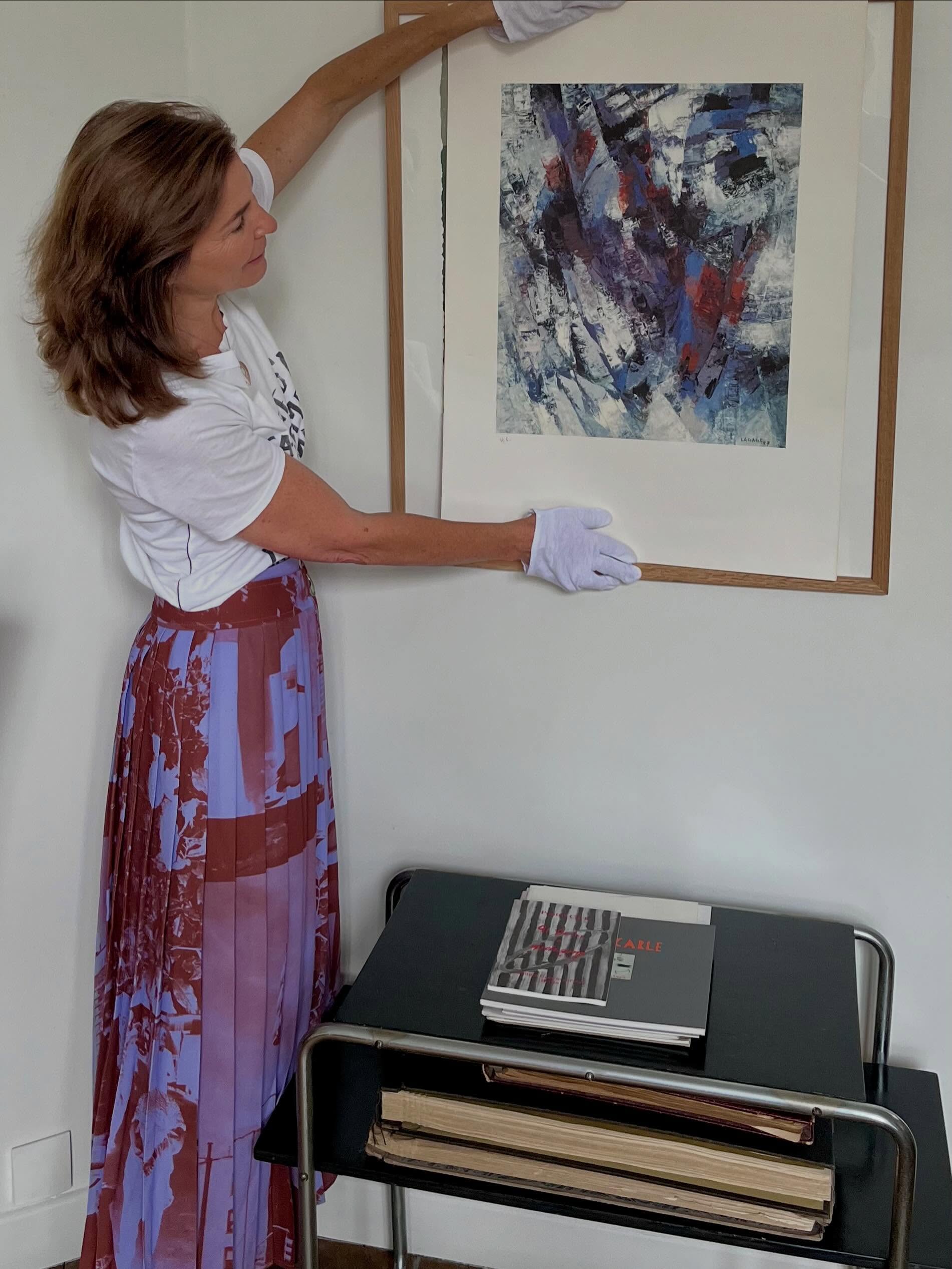 Derniers jours pour découvrir l’exposition L’Art de l’estampe.
Aujourd’hui, focus sur une gamme de couleurs dominée par le mauve et le rouge deux couleurs proches sur le cercle chromatique.
Je vous propose de découvrir deux œuvres qui explorent cette richesse colorée :
• Une édition réalisée d’après une peinture de Pierre-César Lagage (1911-1992) de 1957.
• Une lithographie de Pontus Carle Hersström (né en 1955).
📍Plus que quelques jours pour visiter l’exposition.
🖼️ Exposition « L’Art de l’estampe »
📅 Jusqu’au 10 juillet
📍 Tous les jours sur rendez-vous
Dernière portes ouvertes le samedi 4 juillet de 11h à 18h sans interruption
Collection Stéphanie Peyrissac
📍 9 avenue de Lamballe, 75016 Paris
📩 contact@collectionstephaniepeyrissac
.com
☎️ +33(0)6 11 72 55
#estampe #mauve #rouge #lithographie #colorfull
Pierre-César Lagage (1911-1977)
D’après une
Composition abstraite de 1957
Editée au moment de l’exposition Pierre-César », Galerie Marcel-Bernheim
Paris, Octobre- novembre 1990
43,7 x 36 cm
Timbre sec Bernard Depretz Artois Fine Art avec Pierre-César Lagage en bas à droite
Ed HC en bas à gauche
Pontus Carle (né en 1955)
Lithographie et collages
2002
64,5 x 48,7 cm à vue
Numérotée en bas à gauche 14/48
Signée et datée en bas à droite Pontus Carle
Lithographie de Pontus Carle Herrström in situ.
