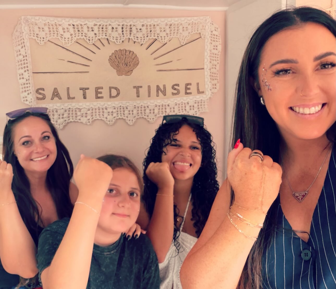 Awesome weekend recap ✨❤️..
We had such a great Fourth of July weekend @hollisterindependencerally & enjoyed meeting & celebrating with so many awesome people!
Thank you to everyone in @dwntwnhollister @cityofhollister who made this event possible & we appreciate everyone who stopped by to support our small business!
Click the link in our bio for more info on how you can book us for your next special event or check out where we will be next.
Relax and enjoy your Sunday Funday! 🤍
#hollistercalifornia #handcraftedgifts #permanentjewelry #coastalcowgirl #vintagetrailer