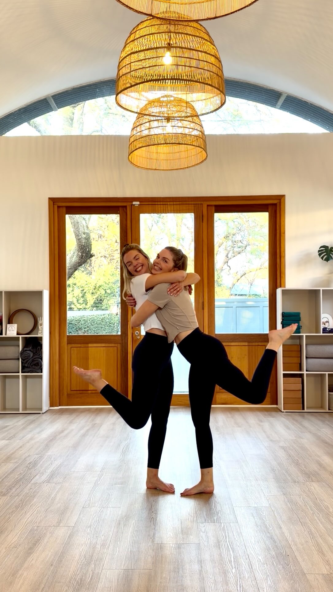 When your twin sister is in town…🎥👯♀️🤭🤸🏼♀️
Am I on the left or right? 👇🏼