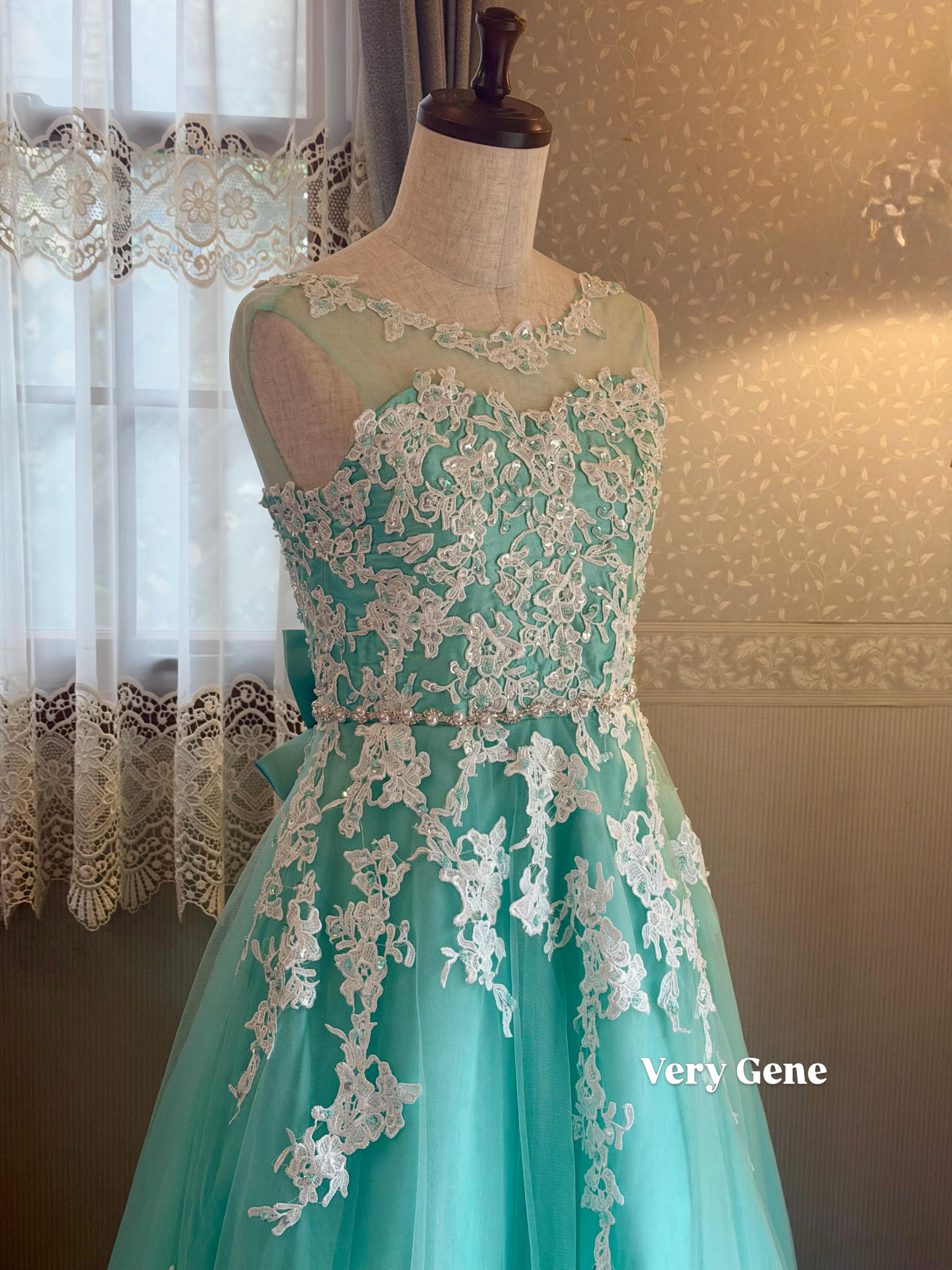 爽やかなミントカラーのドレス👗たっぷりなレースとダブルリボンがゴージャスなデザインです🎀
#verygene #ベリージェネ #オーダーメイドドレス #ミント #ミントカラー