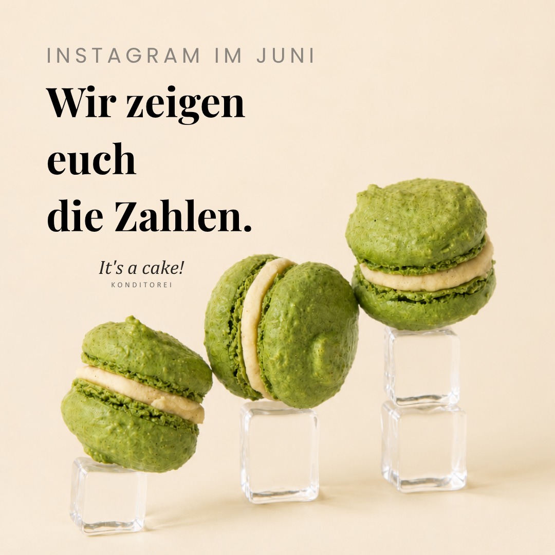 70.375 Aufrufe. 1.326 Interaktionen.
Das sind Zahlen.
Aber sie erzählen nur einen kleinen Teil der Geschichte.
Denn hinter jedem Beitrag stehen Ideen, Planung, Fotoshootings, Bildbearbeitung, Rezeptentwicklung, Texte, Kampagnen, Website, Onlineshop und viele Stunden Arbeit.
Im Juni haben wir rund 80 Stunden allein in Marketing, Content und Organisation investiert – zusätzlich zu allem, was in der Backstube passiert.
Warum wir euch das zeigen?
Weil ihr euch mehr Einblicke hinter die Kulissen gewünscht habt. Und weil wir finden, dass zu einer kleinen Konditorei heute weit mehr gehört als Backen.
Eine Torte entsteht nicht erst beim Dekorieren.
Sie beginnt mit einer Idee.
Ein Instagram-Beitrag entsteht nicht erst beim Posten.
Er beginnt mit einer Strategie.
Deshalb möchten wir euch künftig noch öfter mitnehmen – nicht nur in die Backstube, sondern auch in alles, was im Hintergrund passiert.
Denn genau dort entsteht It´s a cake!
Und an dieser Stelle einfach einmal:
Danke.
Für eure Bestellungen.
Für eure Nachrichten.
Für eure Kommentare.
Für jedes Teilen.
Für jedes Speichern.
Und dafür, dass ihr uns auf diesem Weg begleitet.
❤️
Welchen Blick hinter die Kulissen wünscht ihr euch als Nächstes? 👇