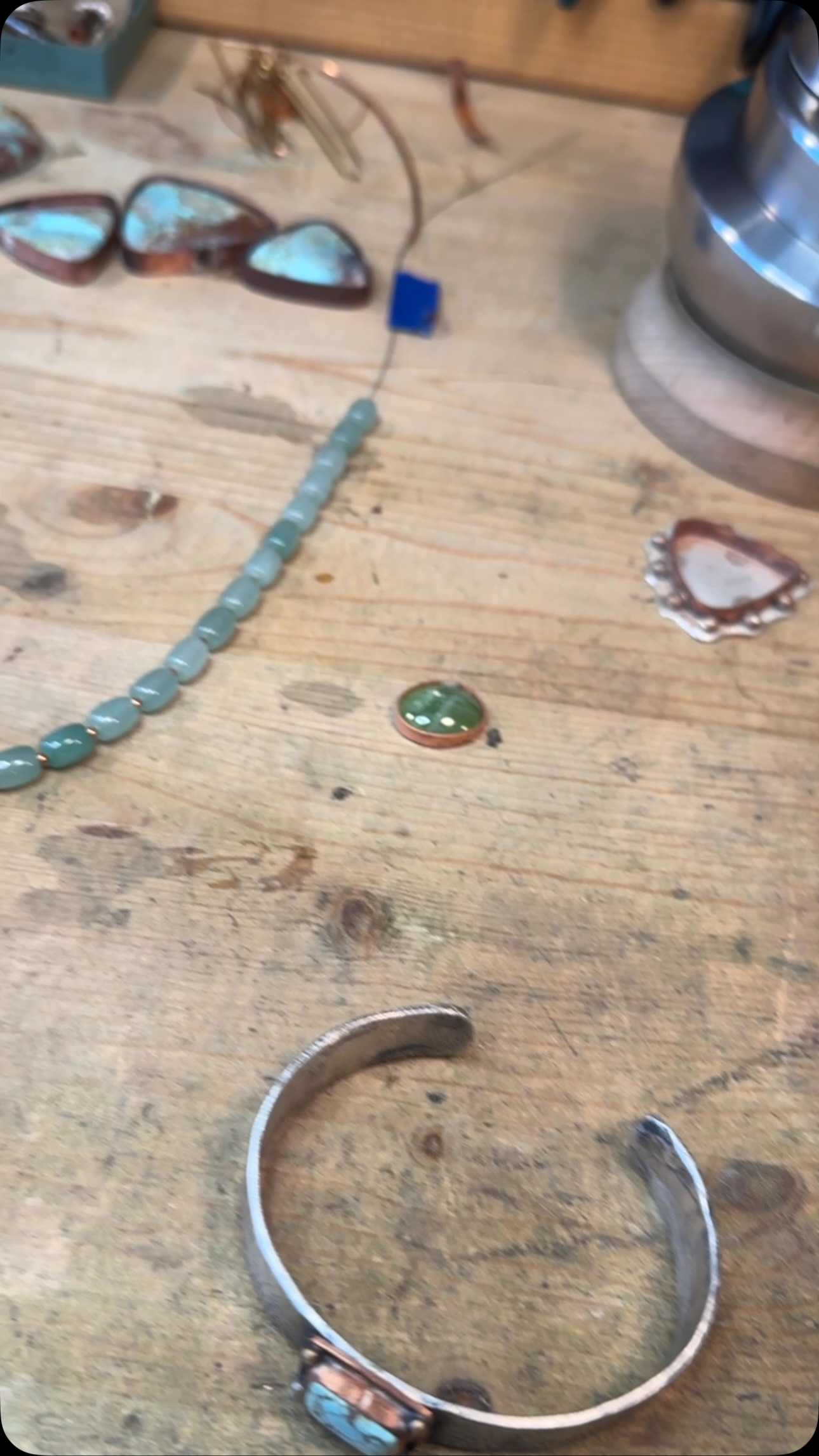 Finally getting back into the studio. Just a sneak peak at some of the pieces that I am currently working on. Wishing everyone a beautifully productive day!
🧡✨✨✨