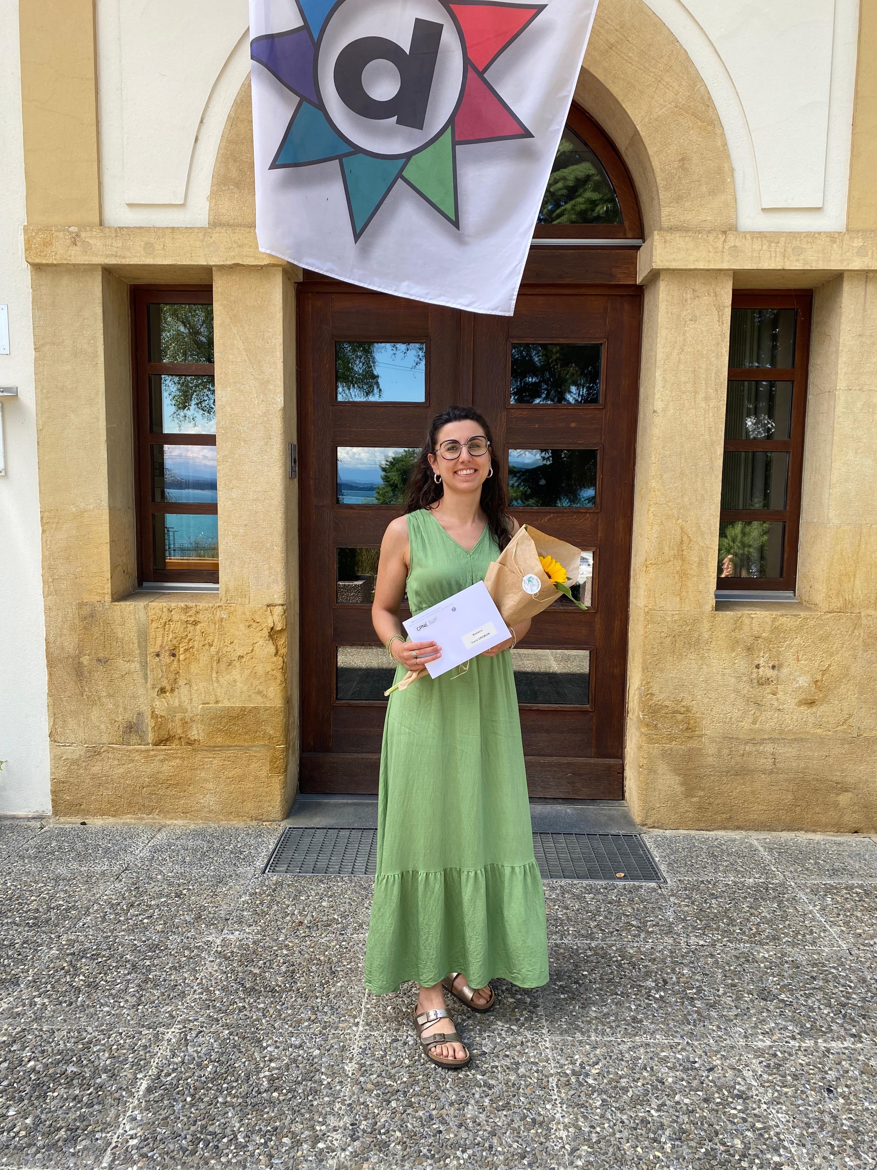 Toutes nos félicitations à Sonia pour l’obtention de son diplôme de Droguiste CFC, qu’elle a brillamment réussi 👩🎓👏
Nous nous réjouissons de la suite puisque Sonia poursuit son parcours de droguiste au sein de la Droguerie de Romont 🌿