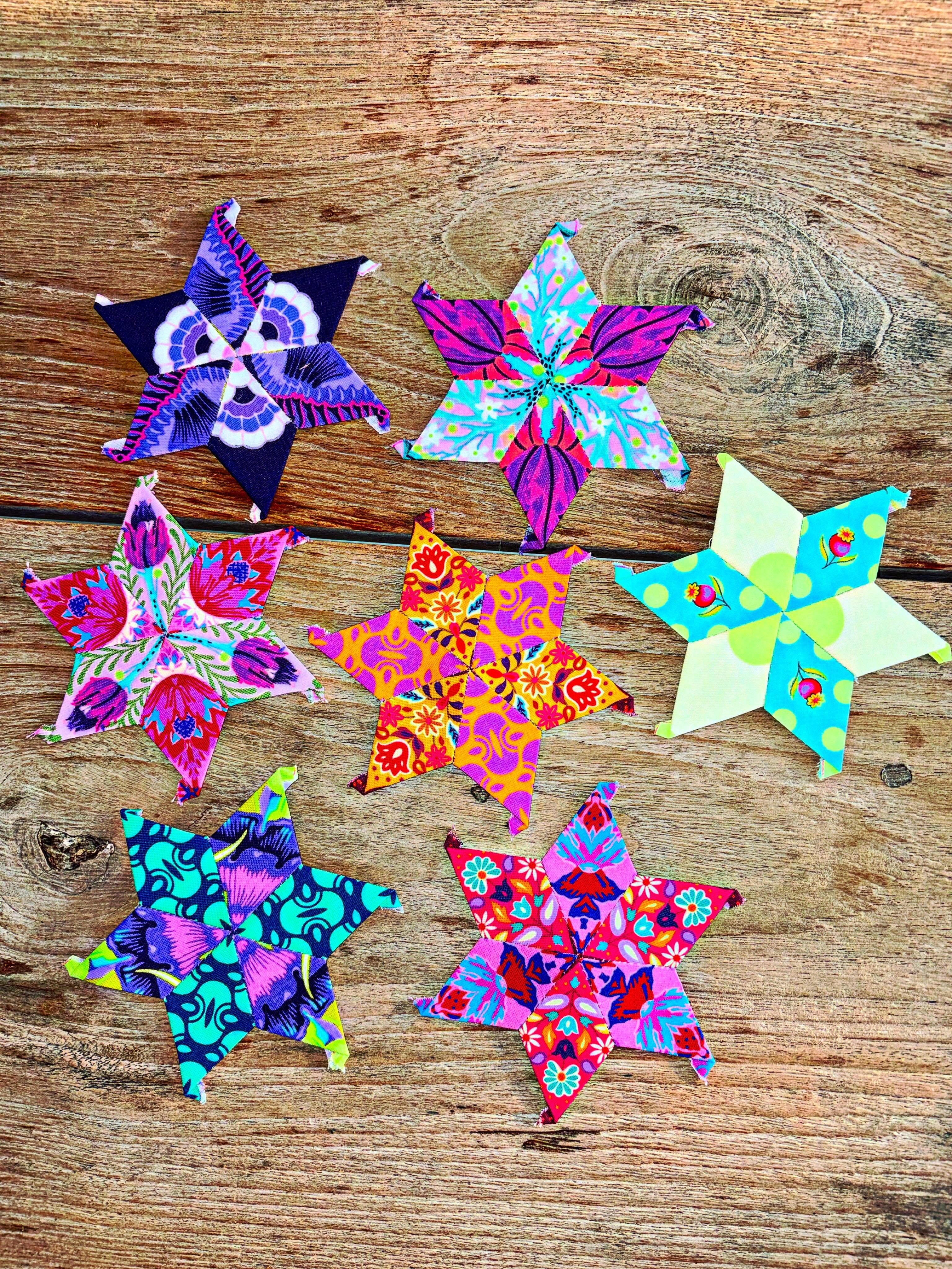 A very successful #saturdaynightcraftalong making the next batch of EPP Stars for the #suecodysewalong ❤️🌈
Endless possibilities using a mixture of all my favourite fabrics!
#englishpaperpiecing #epp #fussycutting