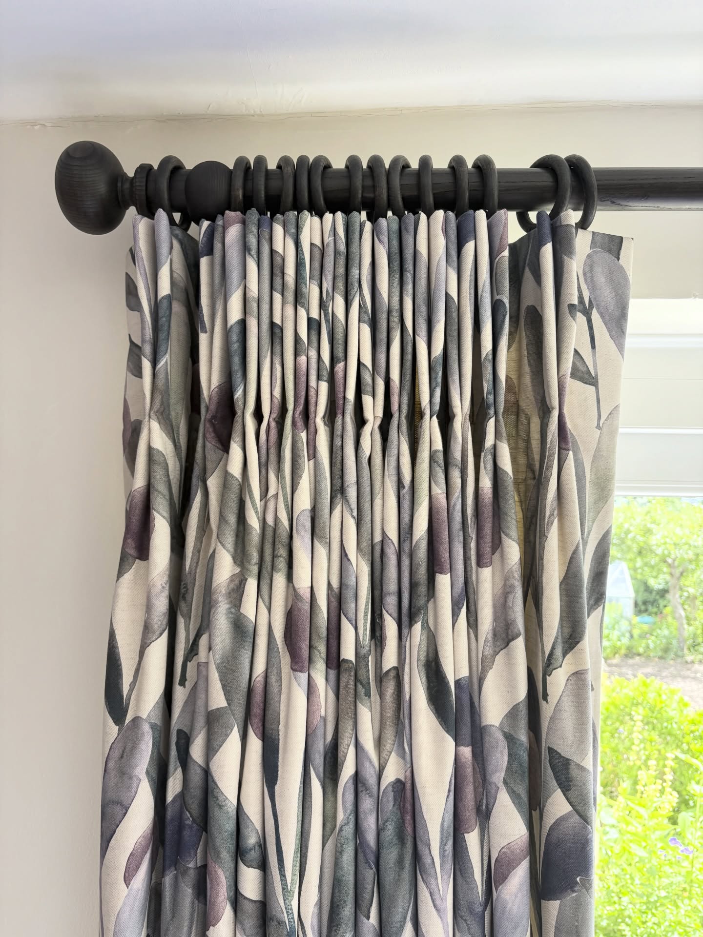 Recently fitted these curtains for a lovely customer in Malvern. She had found this fabric herself and I was happy to make up for her - we then fitted a great dark wood pole from @byronandbyronltd which looked great against furniture and beams in the room. Interlined for warmth and that luxurious finish. #interlinedcurtains #malvern #worcestershireinteriors #madetomeasurecurtains