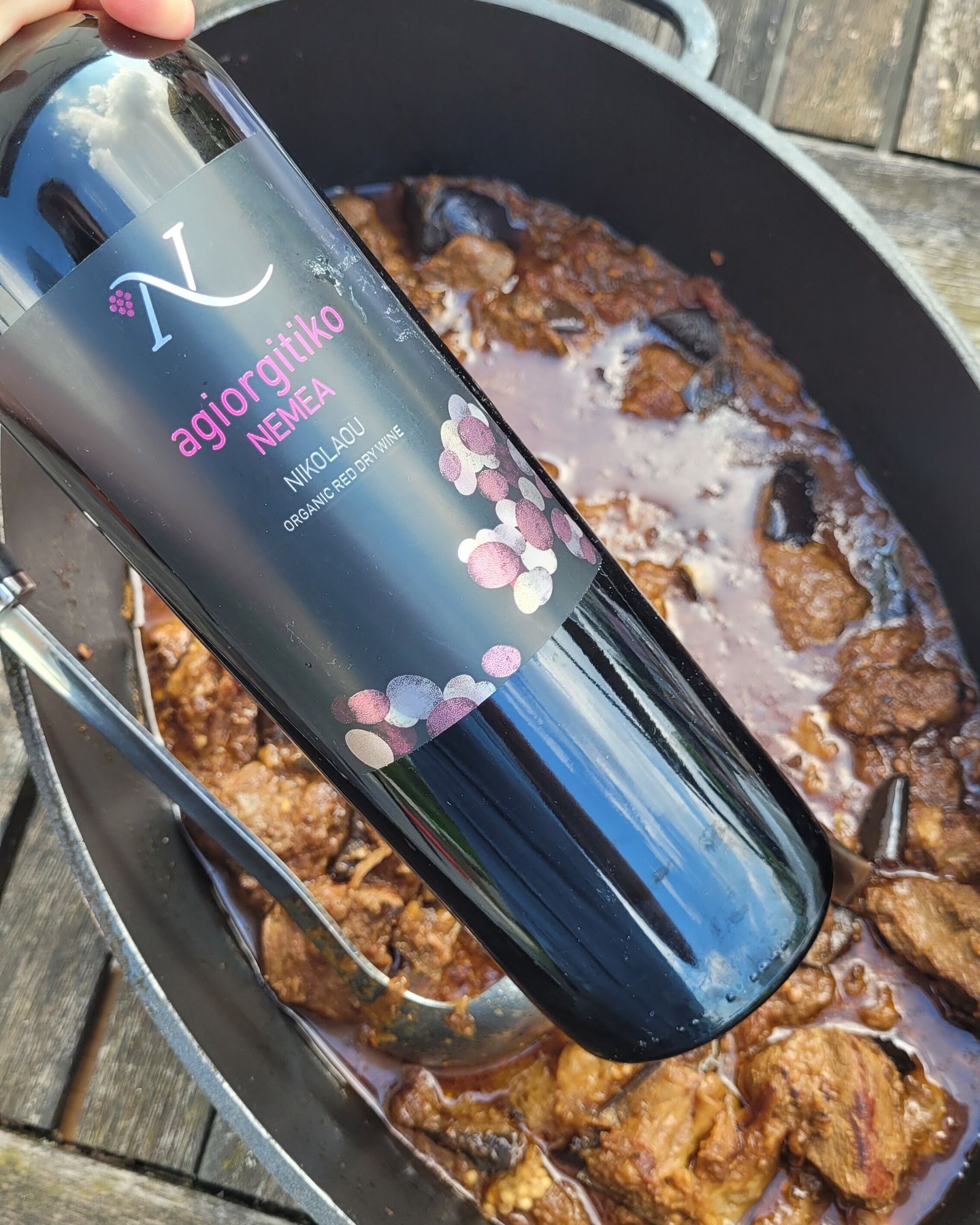 Nikolaou Estate Agiorgitiko Nemea 2020 – PDO Nemea, Peloponnese | 87+/100 🍷
@nikolaouestate is a family winery in Nemea going back to the 1930s; founder Giannis Nikolaou studied in Bordeaux, and the estate has farmed organically since 1999. This wine is from a single plot in Koutsi at around 350 metres, limestone soil, southwest facing, vines about 15 years old. Hand-picked in late September, fermented with indigenous yeasts in steel, then up to 18 months in 300- to 600-litre French oak and further time in bottle. With only about 4,000 bottles it's clearly the estate's ambitious cuvée, and it's under 10 €.
I tasted it in June. A solid, mineral organic Nemea, wild-fermented and hand-picked, well balanced with very good concentration. The finish is a bit short, but there's clearly more to come. For now I'd put it at 87+, with the plus meaning I expect it to climb.
Fuller note in our database of more than 500 Greek wines at griechische-weine.info.
#GreekWine #Agiorgitiko #OrganicWine #PDONemea #SingleVineyard