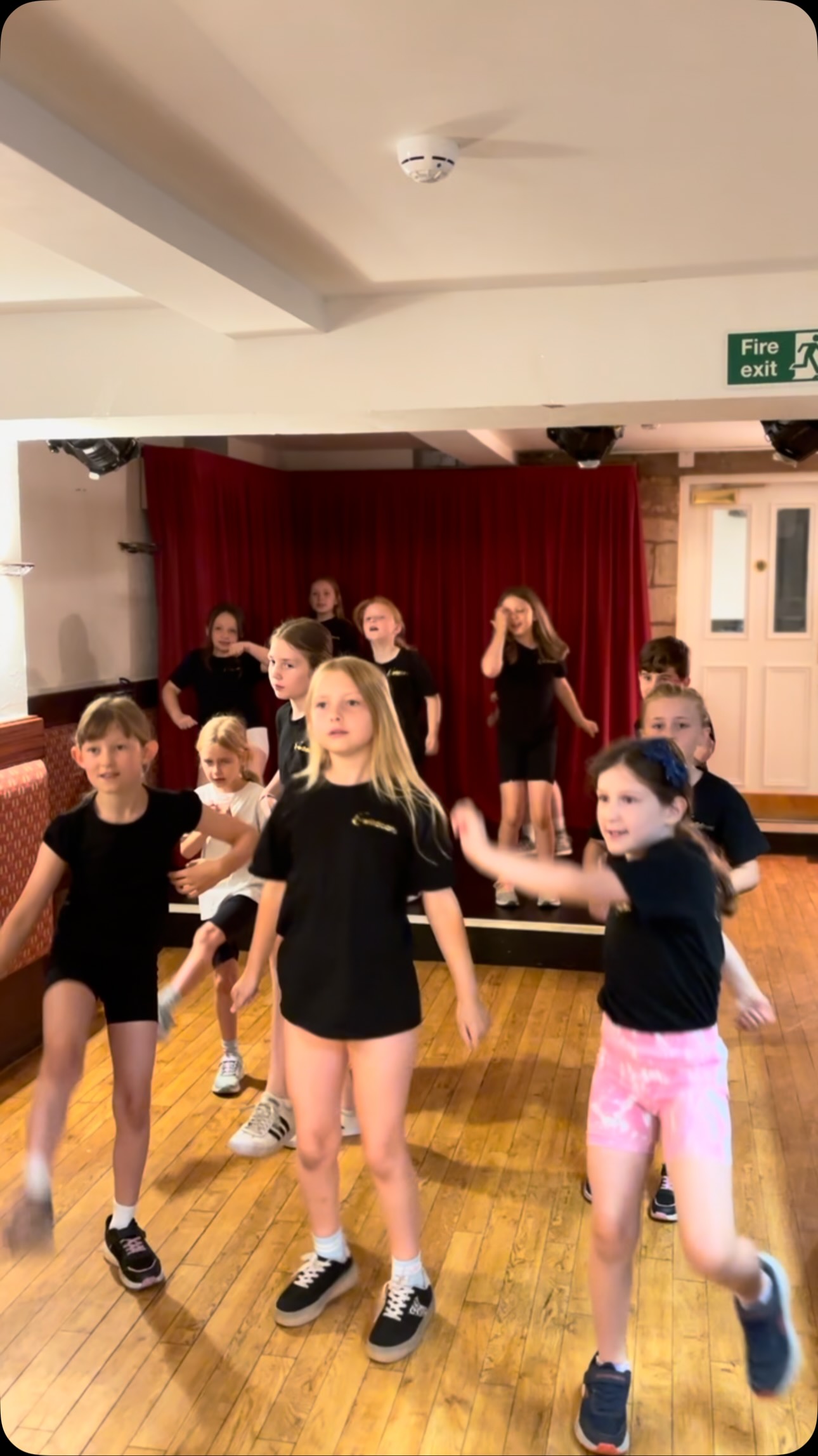 It’s a hard knock life! 💁🏼♀️❤️🧹🫧
Oh what fun we had learning the classic Annie The Musical this week in class! The perfect preparation for our Annie Summer School this August! All of our students absolutely loved learning this and getting into character (the first time they’re allowed to be grumpy in my class 🤪) not bad for an hours work!!
📆 Monday 10th- Friday 15th August, join us for a week long summer school of Annie! Head to our website to book, limited spaces are available! 🌟
Have a great Sunday everyone! We’re looking forward to seeing everyone this week for our last classes before the summer break! Sophie x