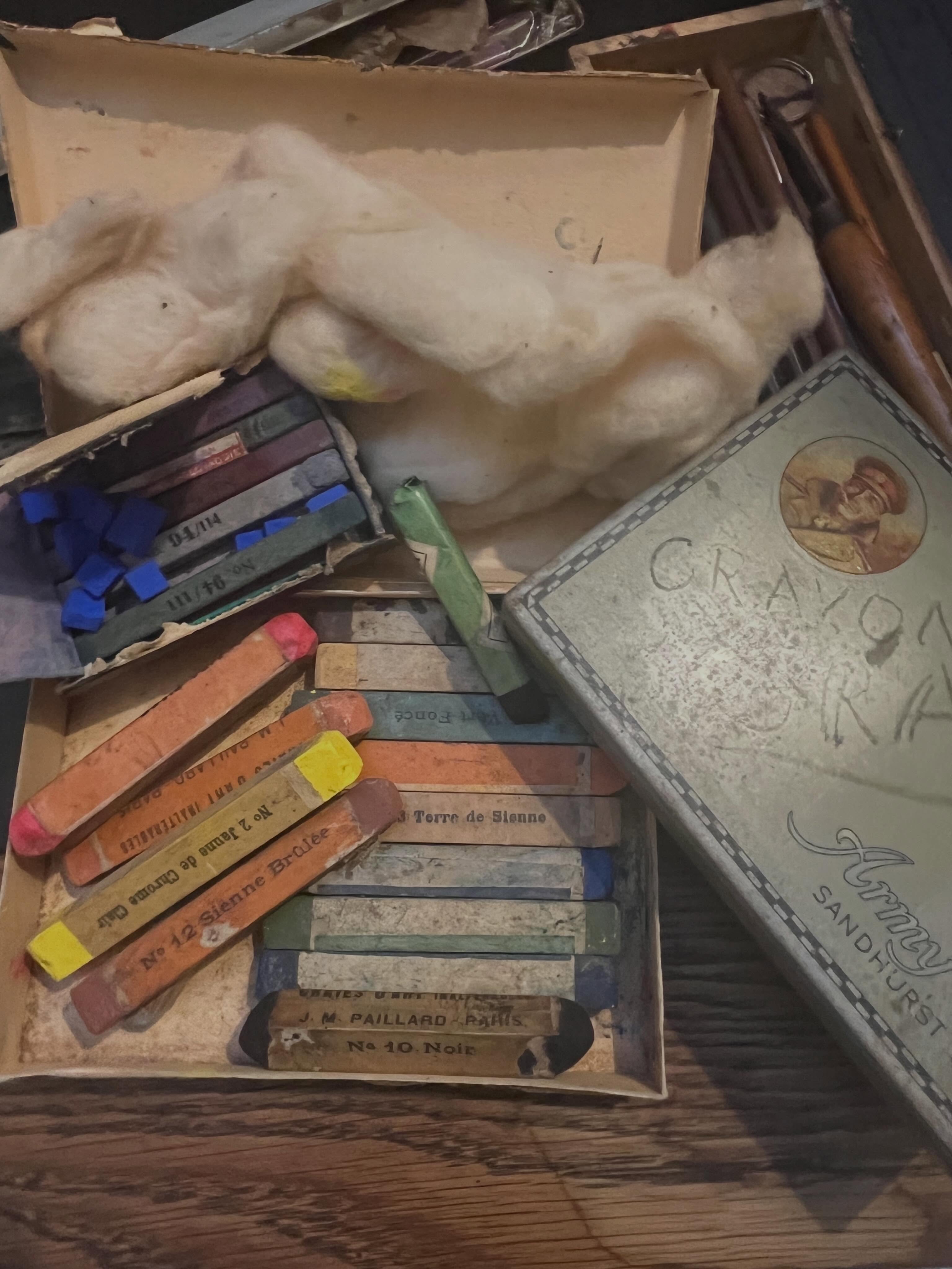Nostalgie!
Quand je redécouvre les pastels et crayons gras de mon grand-père le peintre et sculpteur Jean Peyrissac (1895-1974) donnés à mon fils Henry et qu’il utilise pour dessiner. 🥰 Conservés dans leurs boites d’origines certains fonctionnent encore d’autres plus du tout. La vie des crayons depuis les années 1940…
Terre de Sienne, Jaune de Charonne clair, Noir n10, N12 Sienne Brûlée…
#transmissions #famillejeanpeyrissacpeintre #jeanpeyrissac