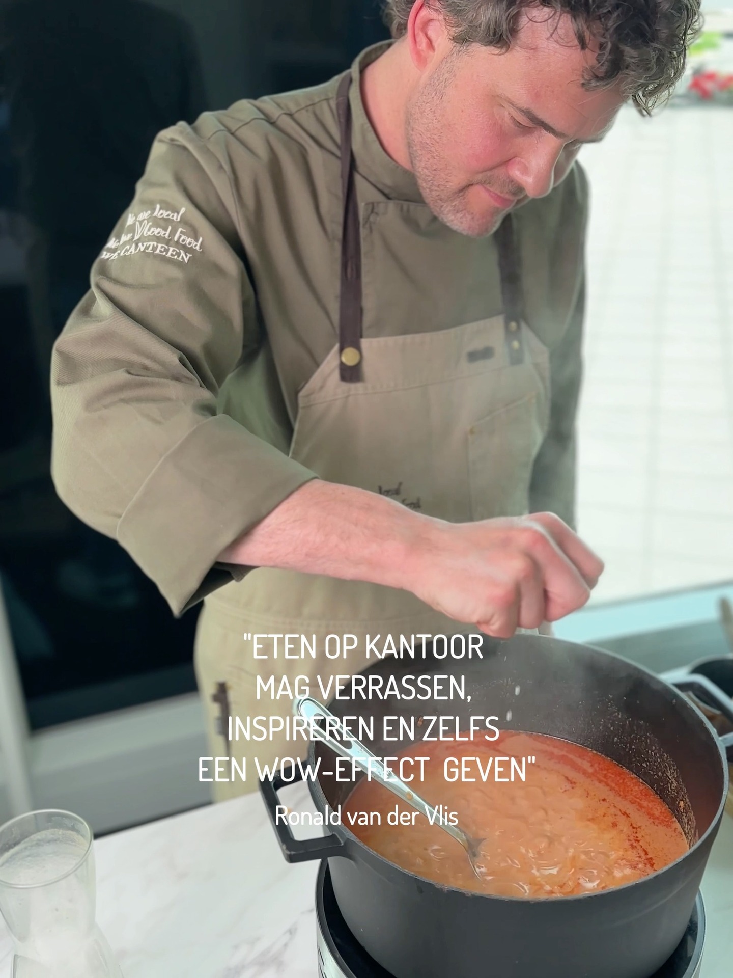 Bedrijfscatering hoeft niet functioneel te zijn. Het kan ook voelen als een restaurantbezoek.
Wat mag je vandaag verwachten van eten en drinken op kantoor?
Volgens Ronald van der Vlis, Head Chef bij We Canteen, veel meer dan een snelle lunch of een voorspelbaar broodje. Hij gelooft dat eten op kantoor mag verrassen, inspireren en zelfs een wow-effect mag geven.
Zijn visie is helder: werken met pure producten, weinig ingrediënten en vooral veel aandacht voor detail. Want juist in die details zit het verschil tussen gewoon eten en een echte beleving.
Bij We Canteen draait het niet om standaard bedrijfscatering. Het gaat om verse bereiding op locatie, wereldse smaken en een foodcourt waar gasten even uit hun werk stappen.
Ronald zegt het zelf mooi: “Zodra je als gast binnenkomt en je niet weet wat je moet kiezen omdat alles je wel lekker lijkt, dan heb je dat wow effect gecreëerd.”
Ook de plantaardige transitie ziet hij als belangrijk, maar wel op een manier die past bij de gast. Niet opleggen, maar verleiden. Niet forceren, maar verrassen.
Dat is precies waar wij in geloven: eten op kantoor kan veel meer zijn dan praktisch. Het kan onderdeel worden van de werkbeleving.
#Restaurant #lunch #WeCanteen #bedrijfscatering