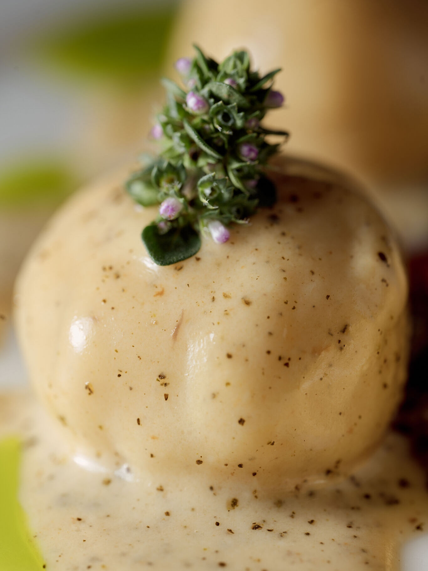 Le détail fait souvent toute la différence.
Gnocchi de Bintje, crème de tapenade, fleurs de thym et vieux parmesan.
Quelques ingrédients seulement.
Mais chacun a sa place, son rôle, sa voix.
Une assiette qui rappelle qu'en cuisine, la simplicité est souvent la forme la plus exigeante.
____
Vaak zit het verschil in het detail.
Bintjegnocchi, tapenadecrème, tijmbloemen en oude Parmezaan.
Slechts enkele ingrediënten.
Maar elk draagt bij aan het geheel.
Een bord dat bewijst dat eenvoud vaak de grootste verfijning vraagt.
____
Sometimes, it's all about the details.
Bintje gnocchi, tapenade cream, thyme flowers and aged Parmesan.
Just a handful of ingredients.
Each one with its own purpose, its own voice.
A dish that reminds us that simplicity is often the most demanding form of cooking.
#menssa #lesgrandestablesdumonde #michelinbelgique #50bestdiscovery #gaultmillau
Menssa by @christophe.hardiquest
💻 www.menssa.be
✉️ restaurant@menssa.be
☎️ +32 2 346.66.15
📍 Avenue de Tervueren 453, 1150 Bruxelles
📸 @anthonyflorio
@enguerrand_moura @nico.beaudey @dessartjulie @madison_mtn @elliot.deconinck