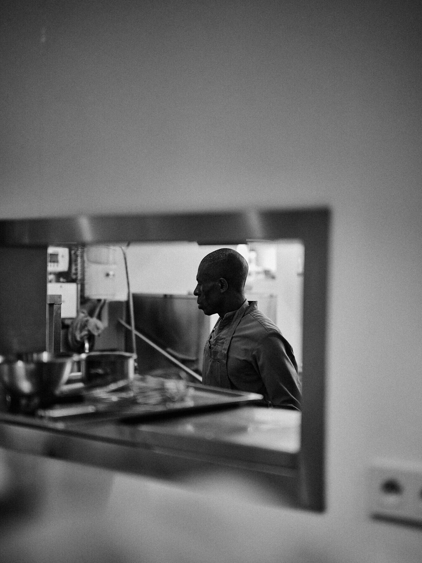 Une assiette peut porter une signature.
Elle est toujours le fruit de dizaines de mains.
____
Een bord kan de handtekening van een chef dragen.
Maar het is altijd het werk van tientallen handen.
____
A plate may bear one signature.
It is always the work of dozens of hands.
#menssa #lesgrandestablesdumonde #michelinbelgique #50bestdiscovery #gaultmillau
Menssa by @christophe.hardiquest
💻 www.menssa.be
✉️ restaurant@menssa.be
☎️ +32 2 346.66.15
📍 Avenue de Tervueren 453, 1150 Bruxelles
📸 @anthonyflorio
@enguerrand_moura @nico.beaudey @dessartjulie @madison_mtn @elliot.deconinck