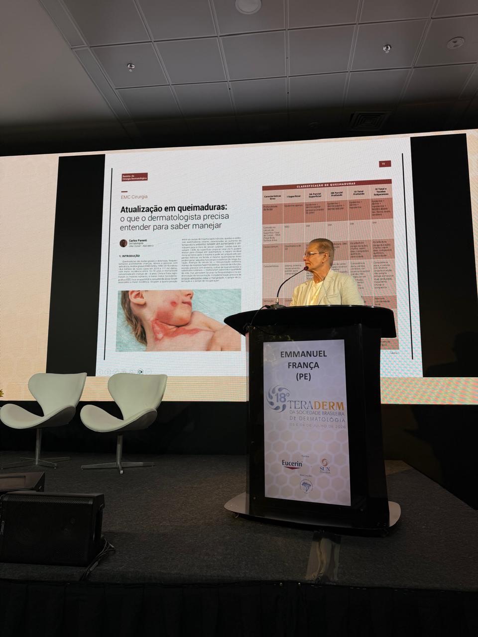 A atualização constante faz parte do compromisso com uma medicina de excelência.
Foi uma honra participar do 18º Teraderm, contribuindo com a coordenação e introdução da mesa “Queimaduras: Protocolos Práticos e Experiências Reais”.
Momentos como esse fortalecem a troca de conhecimento entre especialistas e reforçam a importância de discutirmos condutas baseadas em evidências e na experiência clínica.
Compartilhar conhecimento é uma das formas mais valiosas de cuidar de pessoas.
Agradeço o convite e a oportunidade de fazer parte de um encontro que reuniu profissionais comprometidos com a evolução da medicina.
Seguimos aprendendo, ensinando e buscando oferecer o que há de melhor aos nossos pacientes.
Dr Emmanuel França
Dermatologista
CRM 5999
RQE 636