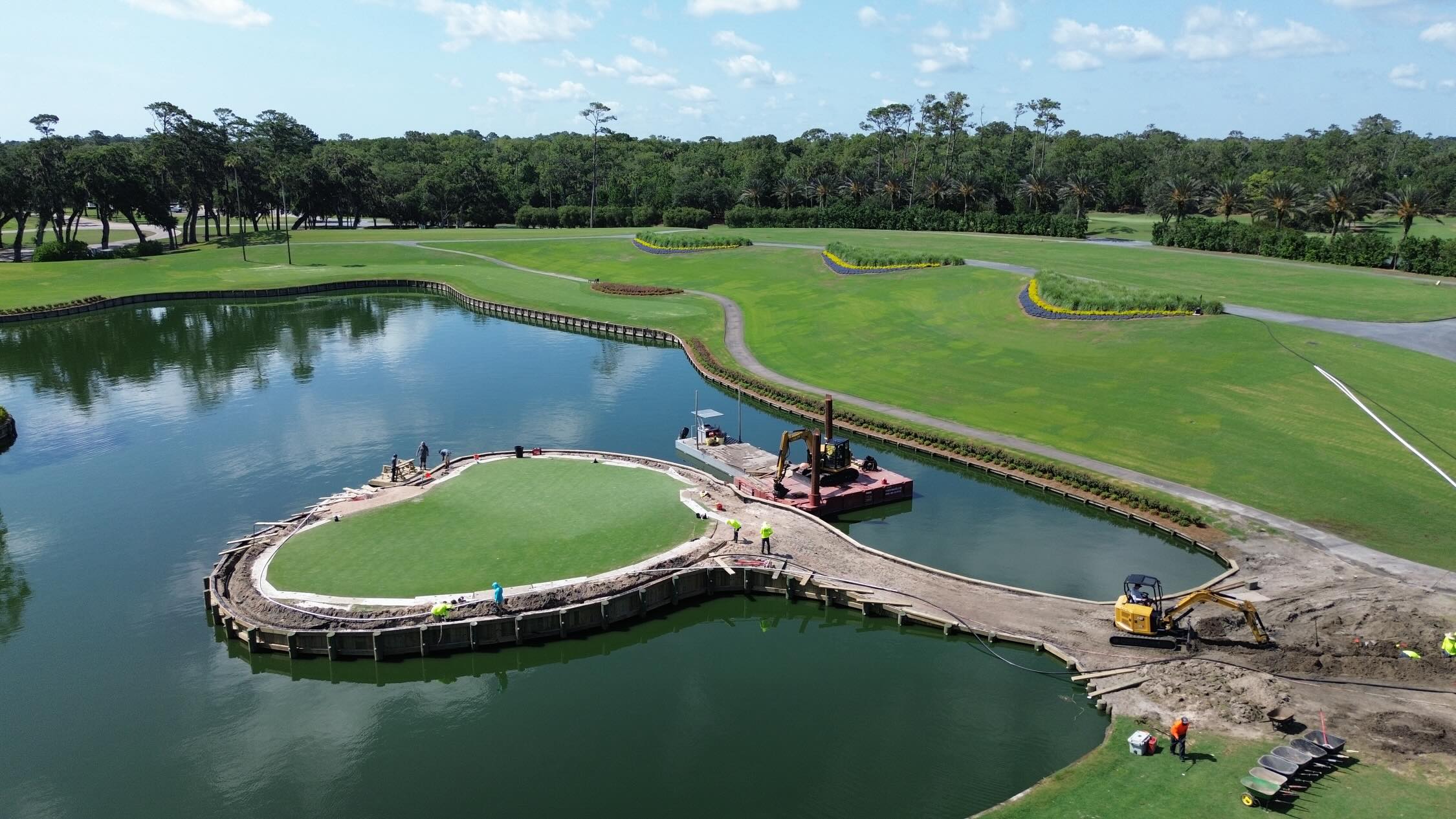 Before the birdies comes the bulkheads! 🏌️♂️⛳️
#pontevedrabeach #bulkhead #marineconstruction #florida #golf
