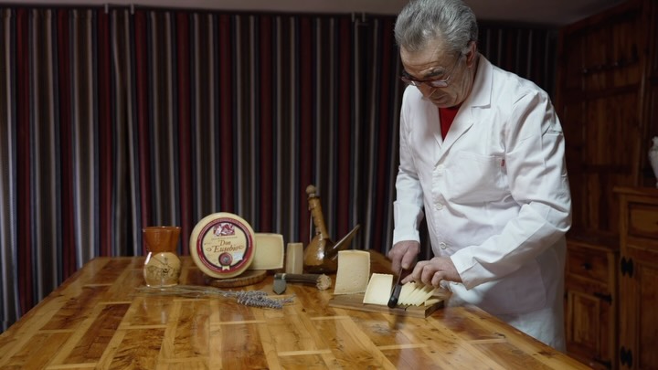 Hay gestos que se aprenden con los años. ✨
Cada corte, cada movimiento y cada pieza reflejan la experiencia de quienes han dedicado su vida a este oficio.
Detrás de un buen queso no solo hay una receta. Hay conocimiento, paciencia y el saber hacer que se transmite de generación en generación.
Porque elaborar queso no consiste únicamente en seguir un proceso. Consiste en respetar el producto y cuidar cada detalle hasta el último corte.
Ese compromiso es el que seguimos manteniendo cada día en Quesos Don Eusebio.
🧀 Tradición, experiencia y pasión por un oficio que forma parte de nuestra historia.
#quesomanchego #quesosdoneusebio #gastronomía #lagunasderuidera #turismo