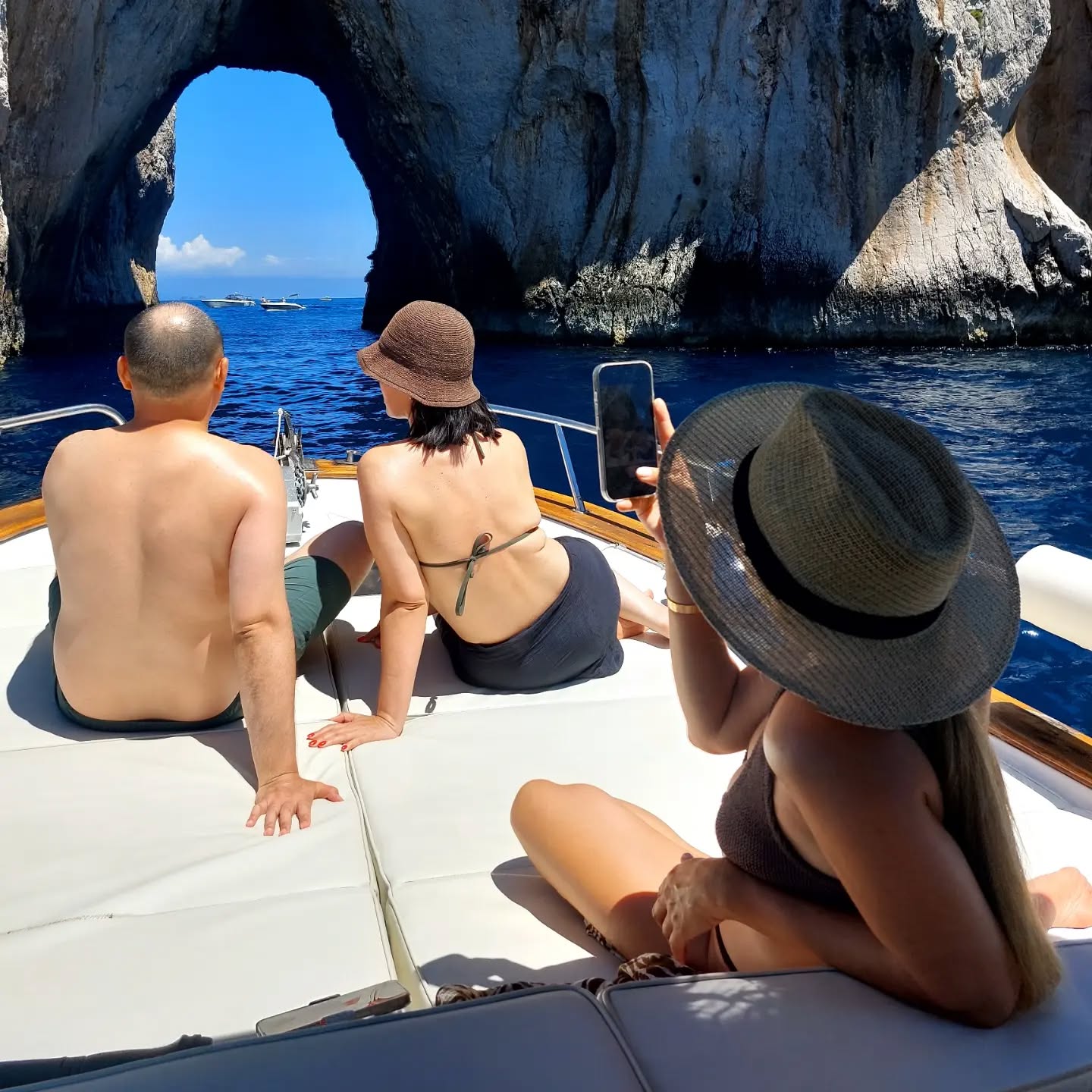 Faraglioni di Capri
@solbevi_official
@dimorascura
@casettadelcustode
@Capriexcursions@gmail.com