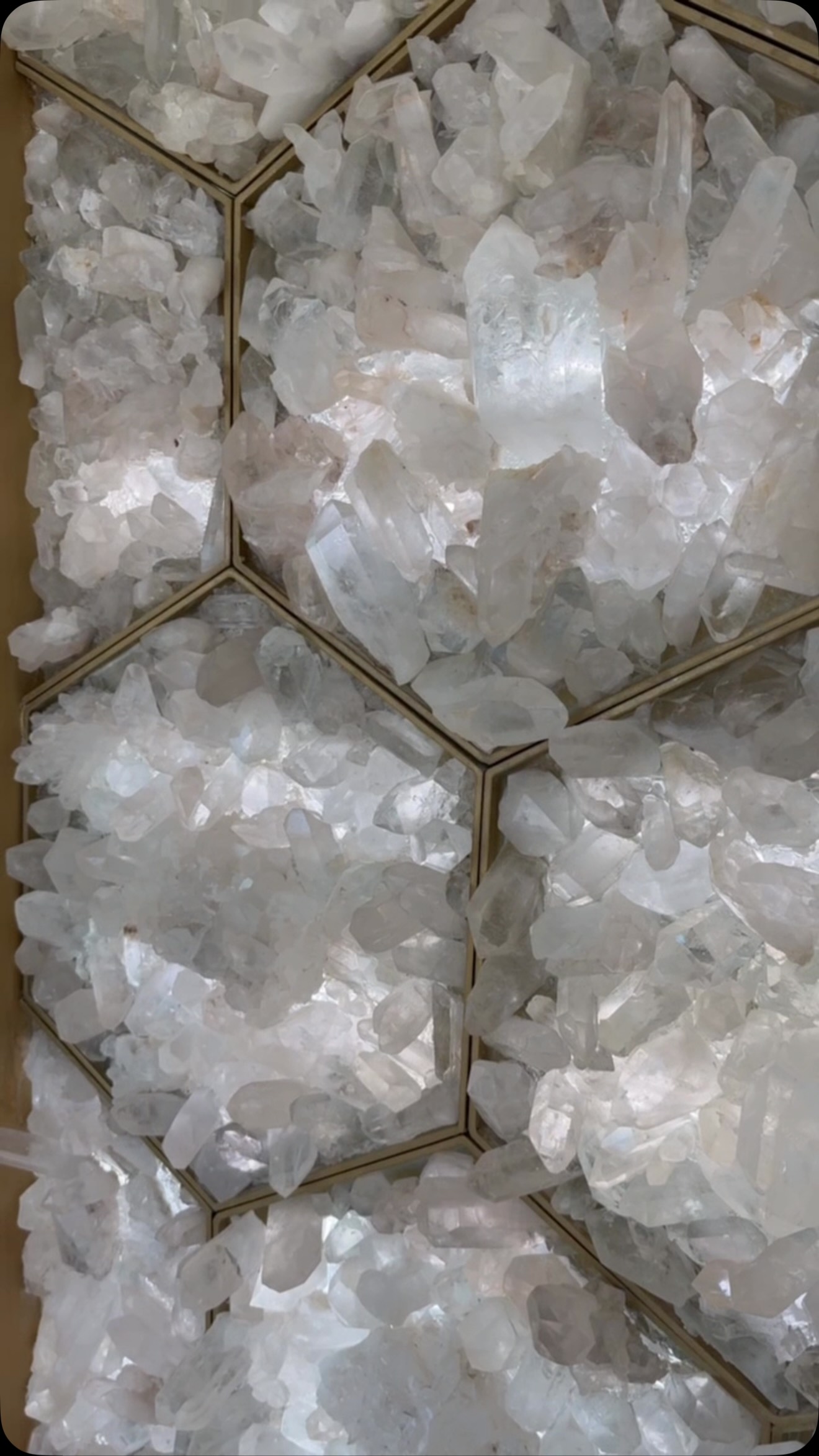 Regardez. Ressentez.
Le Mur de Cristal capte la lumière comme aucun autre élément du spa 5 000 cristaux de roche sélectionnés un à un, une signature énergétique unique au cœur du @waldorfastoriarabatsale
Une expérience qui se prolonge bien après le regard.
#murdecristal #waldorfastoria #rabat #cristalderoche #spamaroc
