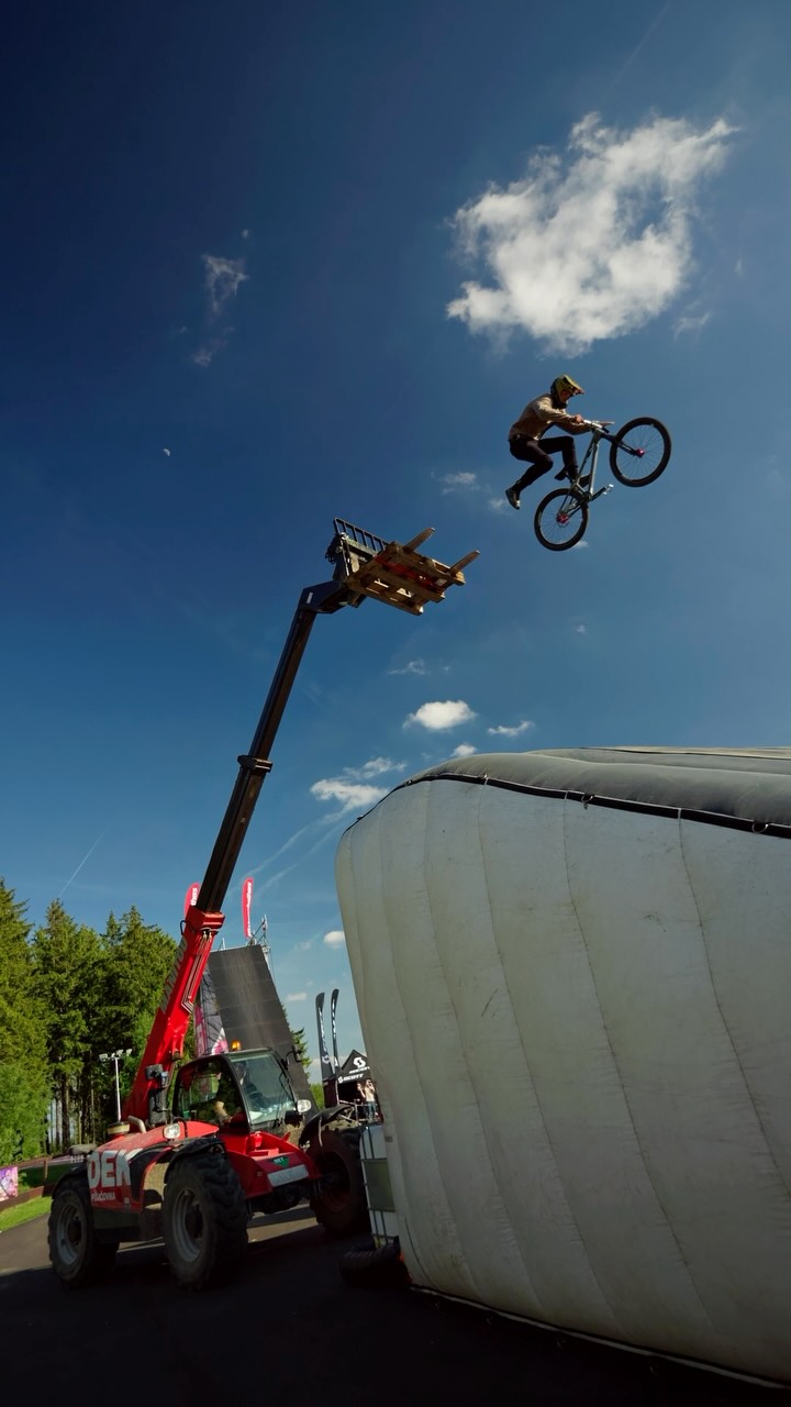 Jumping into another World Cup weekend like… 👀🚵♂️ Next stop: La Thuile 🇮🇹✊
@andyybro absolutely killing it at the NMNM Big Air Show 🤯🔥