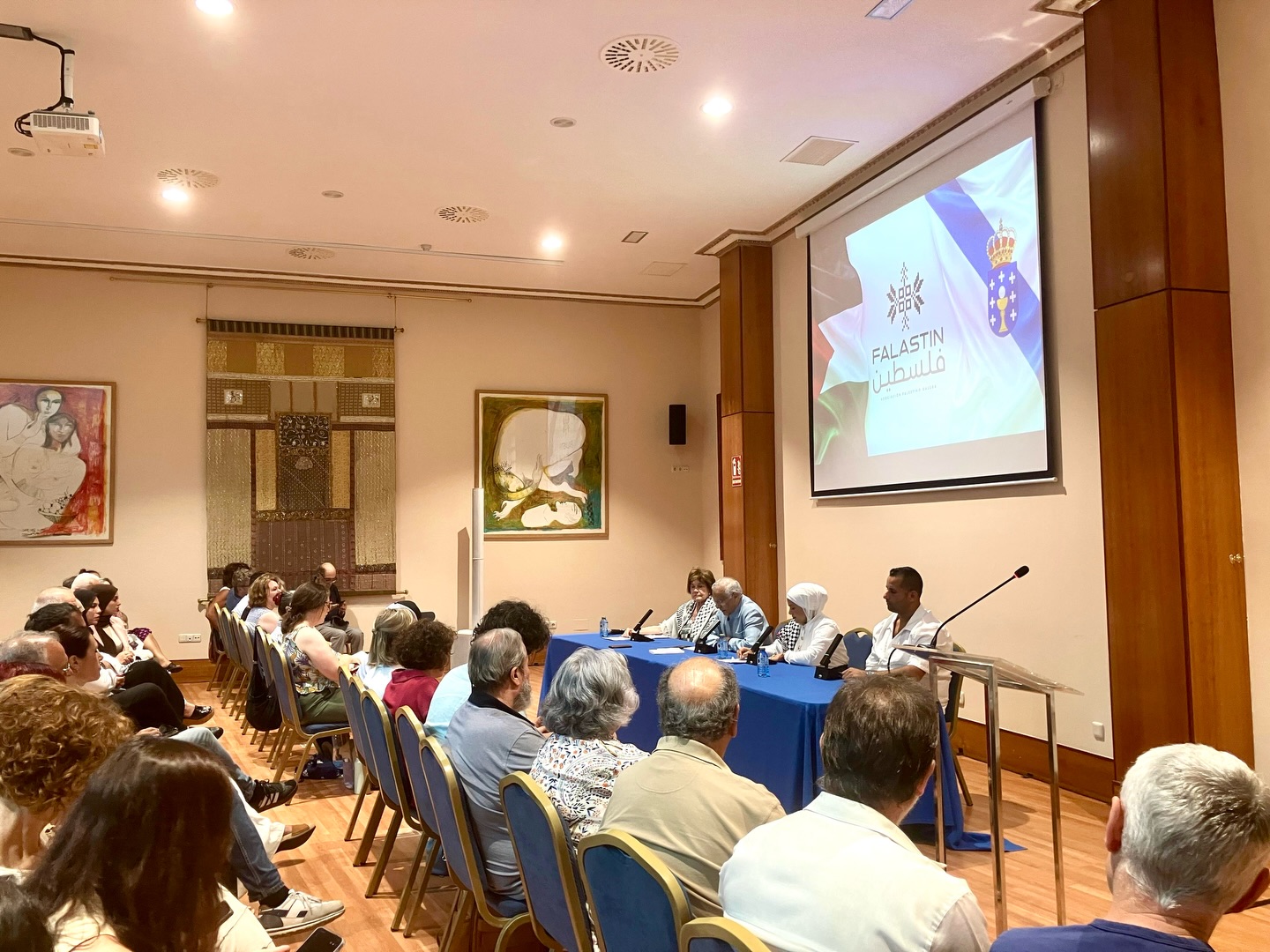O pasado sábado tivemos a honra de acoller a presentación de Falastin, a Asociación Palestino-Galega, un acto que reuniu a numerosas persoas e entidades comprometidas coa solidariedade co pobo palestino.
Durante o encontro interviñeron catro integrantes da xunta directiva da asociación, que deron a coñecer os seus obxectivos e liñas de traballo, así como a alcaldesa de Santiago, Goretti Sanmartín, quen quixo acompañar este importante momento.
O acto, presidido por Mohamed Safa, médico e activista, serviu para reivindicar a importancia de fortalecer as redes de solidariedade co pobo palestino.
Durante a súa intervención deixou unha das reflexións máis destacadas da xornada: "A esperanza non é un sentimento, é un acto de resistencia."
Grazas a todas as persoas que compartistes con nós esta xornada de diálogo, compromiso e apoio colectivo.