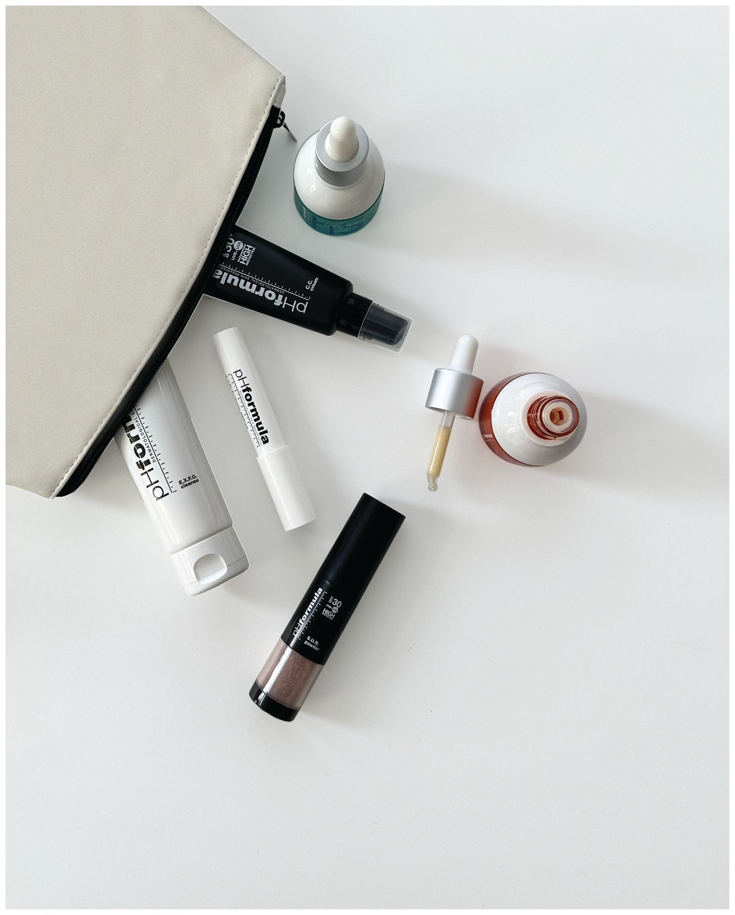 Pflege nach der Gesichtsbehandlung: Deine einfache Home-Routine für optimale Heilung und langanhaltende Ergebnisse. 🌿
1) Sanfte Reinigung: E.X.F.O cleane Morgens & abends, um Irritationen zu vermeiden. 🧼
2) Beruhigendes Serum: Nach der Reinigung anwenden, um die Haut mit Wirkstoffen in der Tiefe zu versorgen. 💧
3) Feuchtigkeitspflege: Tagsüber schützend, nachts reparierend für die Hautbarriere. 🛡️
4) Sonnenschutz: Jeden Morgen SPF 50, besonders in den ersten 2 Wochen nach der Behandlung. ☀️
Wir verbinden klinische Expertise mit ganzheitlicher Pflege - empfohlen von BeautyRelax in Huttwil. Link in bio für Details und persönliche Beratung. Welche Nachsorgefrage hast du? 👇
#Hautpflege #Nachsorge #Bern #Huttwil #BeautyTips #SkinCareRoutine #Ästhetik #BeautyRelax