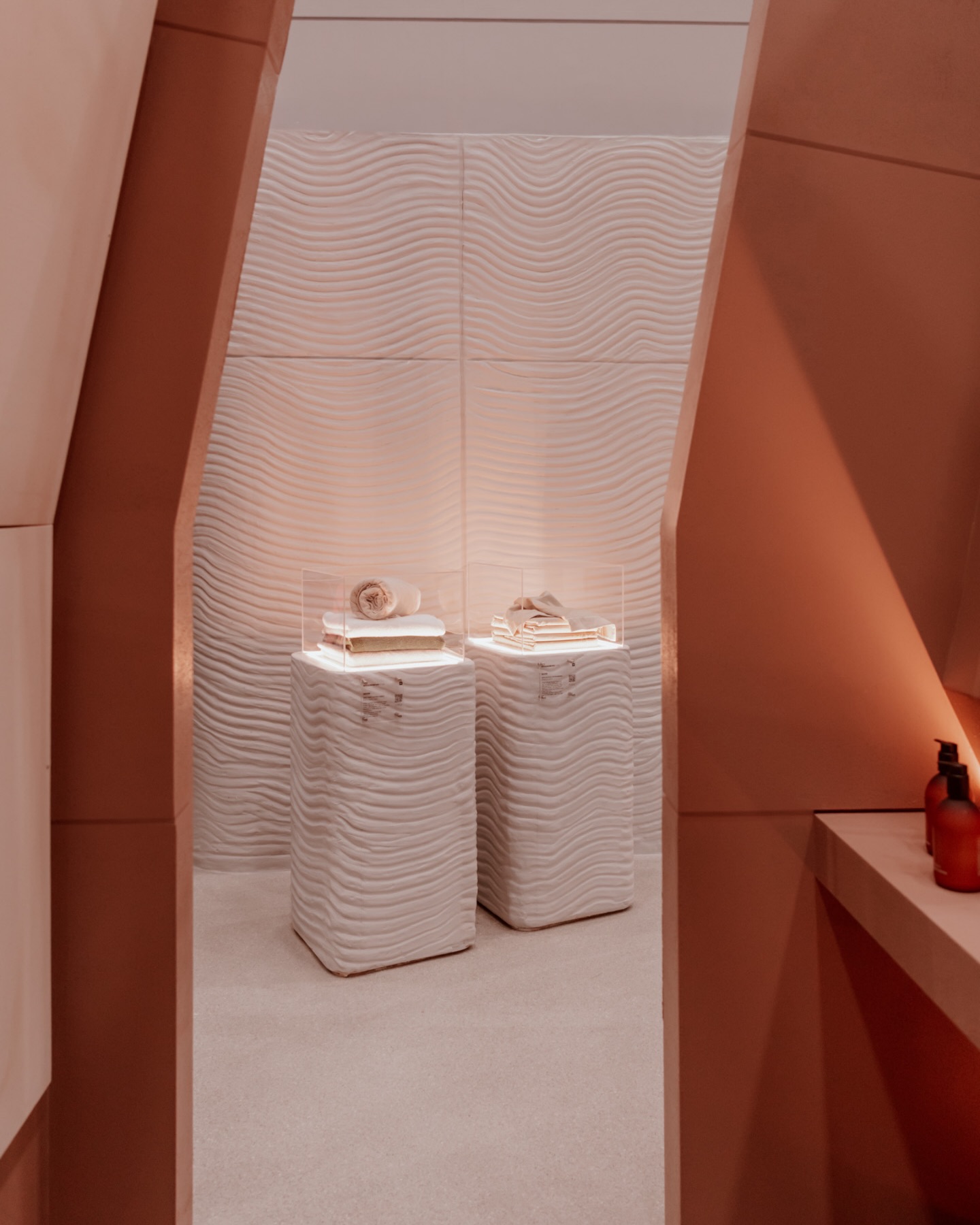 ✨Proof that you don’t need actual water to make waves ✨
The sculpted exterior, flowing drapery and soft glow transformed this pod into a quiet escape inspired by one of nature’s most powerful elements.
Built for @woolworths_sa Home at @decorexafrica 💙
#woolworths #woolworthshome #expobuilders #custombuild #happinestcustom