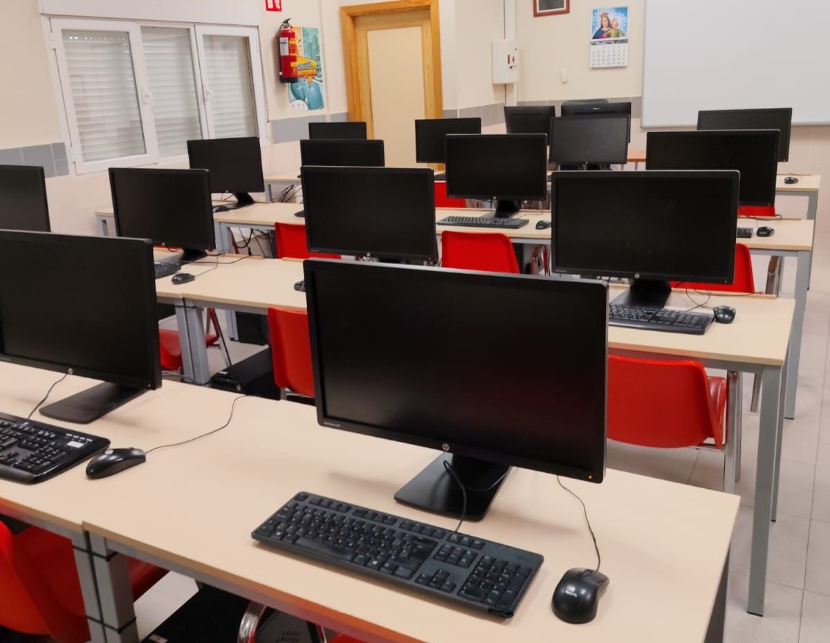Gracias a la donación de Cecabank, hemos podido entregar 50 pantallas que han hecho posible la creación de dos nuevas aulas en Salesianos Pinardi.
#donaciondispositivos #brechadigital #cecabank #competenciasdigitales
