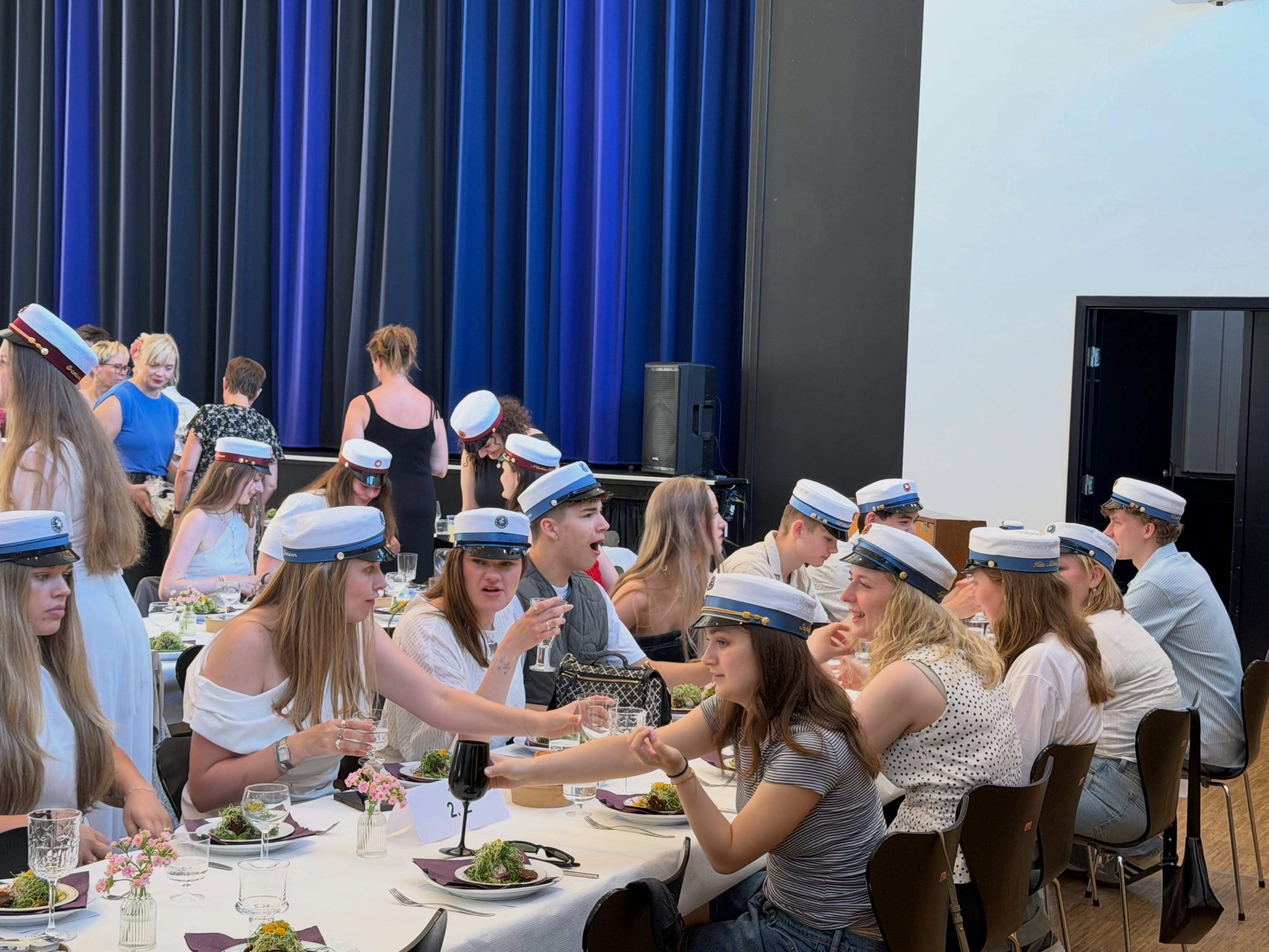 Studentergalla🥂
I onsdags var der den traditionsrige Studentergalla, hvor studenterne og personalet fester sammen og på den måde får hilst af med hinanden.
Der blev spist, sunget klassesange, danset Disco og Lanciers indtil det var på tide at sige farvel, og studenterne fortsatte i nattelivet🥳