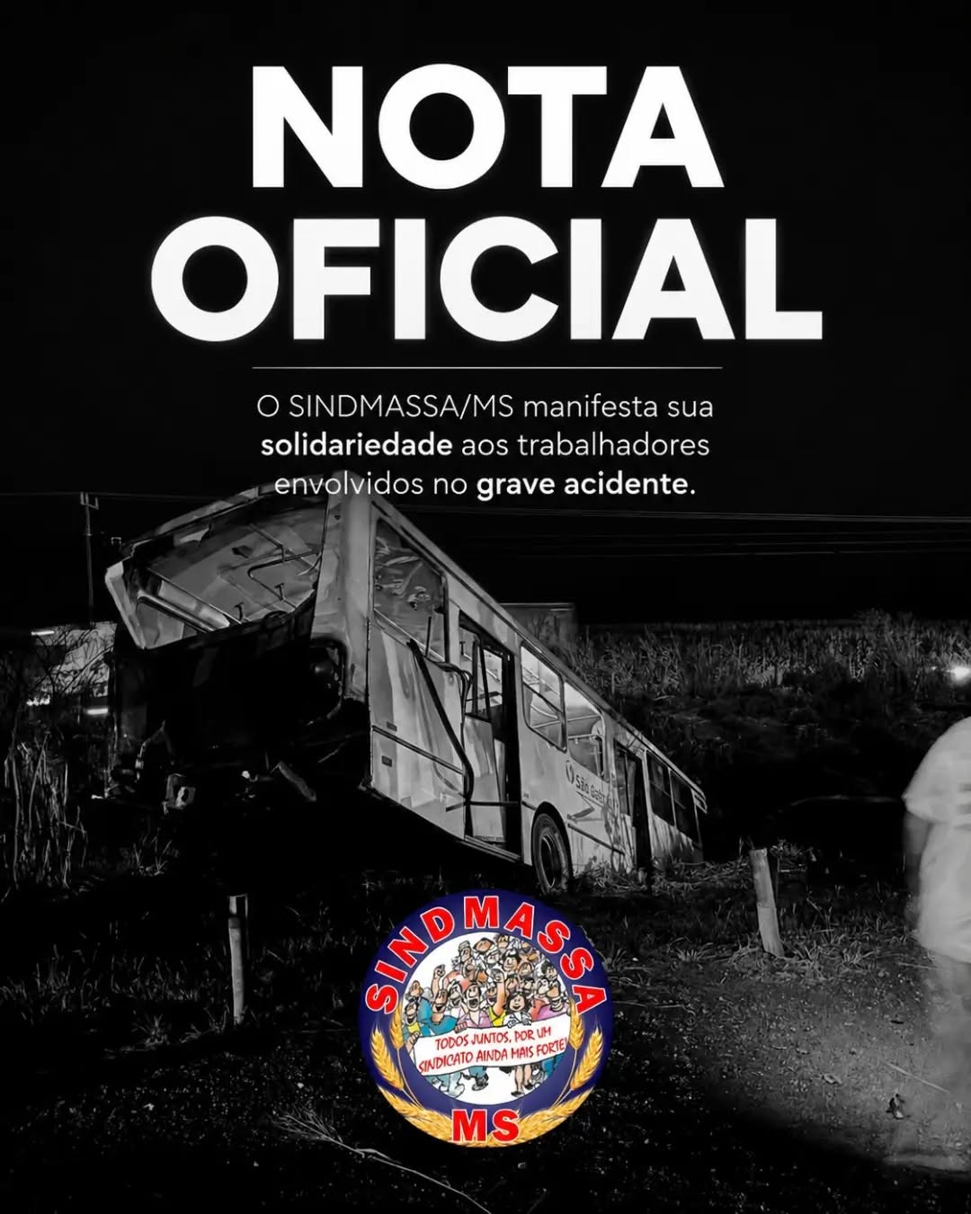 O SINDMASSA/MS manifesta sua total solidariedade aos trabalhadores do setor frigorífico envolvidos no grave acidente ocorrido no acesso ao Núcleo Industrial de São Gabriel do Oeste.
Graças a Deus, apesar da gravidade da colisão, não houve vítimas fatais.
Nossa atenção e carinho estão voltados agora para a pronta recuperação de cada colaborador ferido.
O presidente e toda a diretoria do SINDMASSA/MS já estão prestando apoio necessário aos trabalhadores e seus familiares neste momento de recuperação.
Não podemos normalizar os riscos enfrentados diariamente no trajeto ao trabalho.
A segurança dos nossos companheiros é prioridade absoluta. Seguiremos vigilantes e cobrando, com firmeza, das autoridades e concessionárias as obras de infraestrutura urgentes, como o viaduto de acesso ao Núcleo Industrial, para garantir que nenhum trabalhador precise temer pela sua segurança ao sair para buscar o sustento de sua família.
Estamos juntos pela recuperação de todos! 🙏
#SINDMASSA #Solidariedade #SegurançaNoTrabalho #EmDefesaDosTrabalhadores #SãoGabrielDoOeste Trabalhadores SegurançaViária