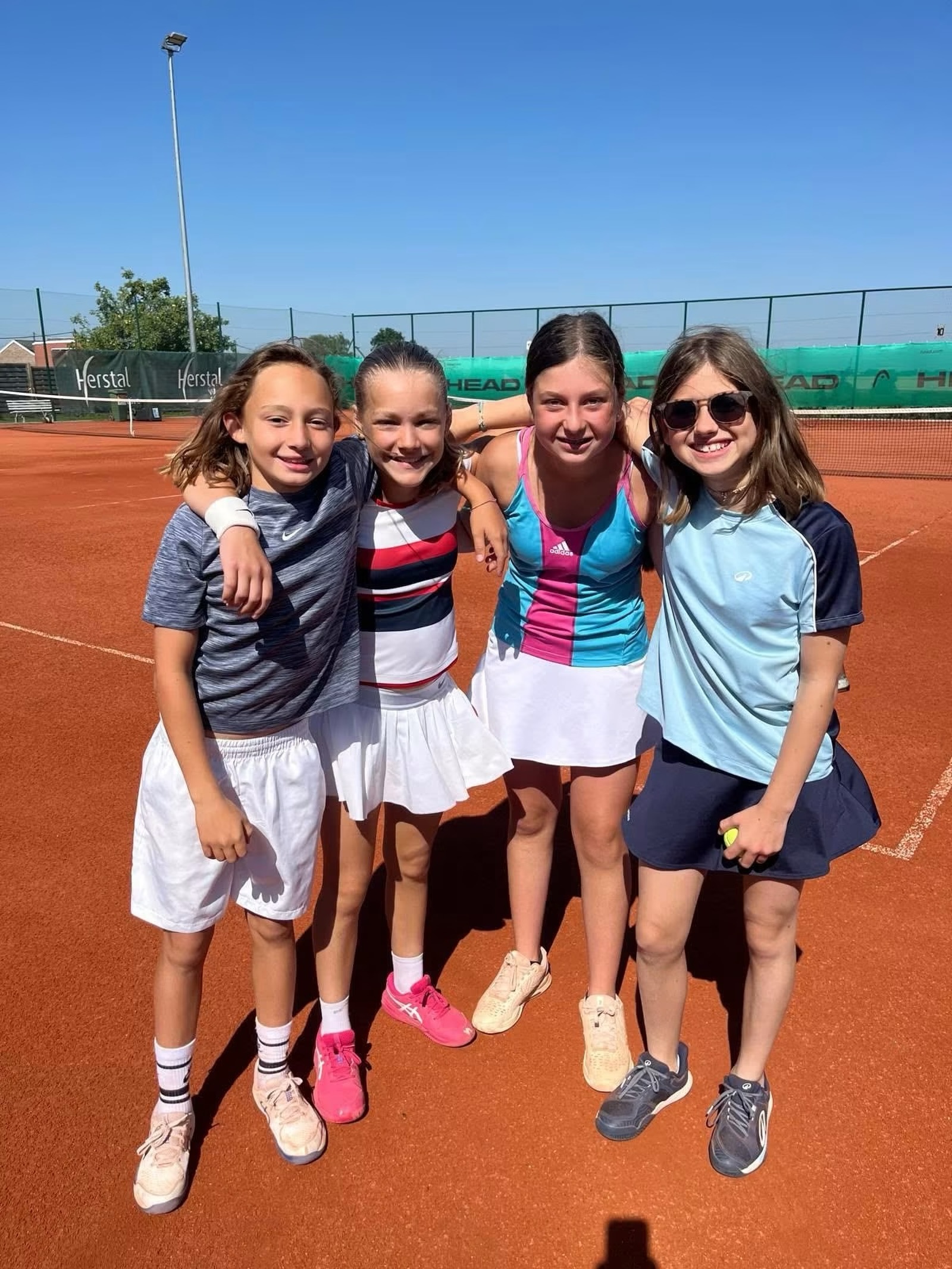 Magnifique !
Les filles -13 ans div 3 sont devenues championnes provinciales grâce à leur victoire ce matin contre Spa au double décisif 🏆🤩
Félicitations à Léa, Elisa, Giulia et Josephine pour leur super parcours et leur très bon esprit d’équipe 😍👏