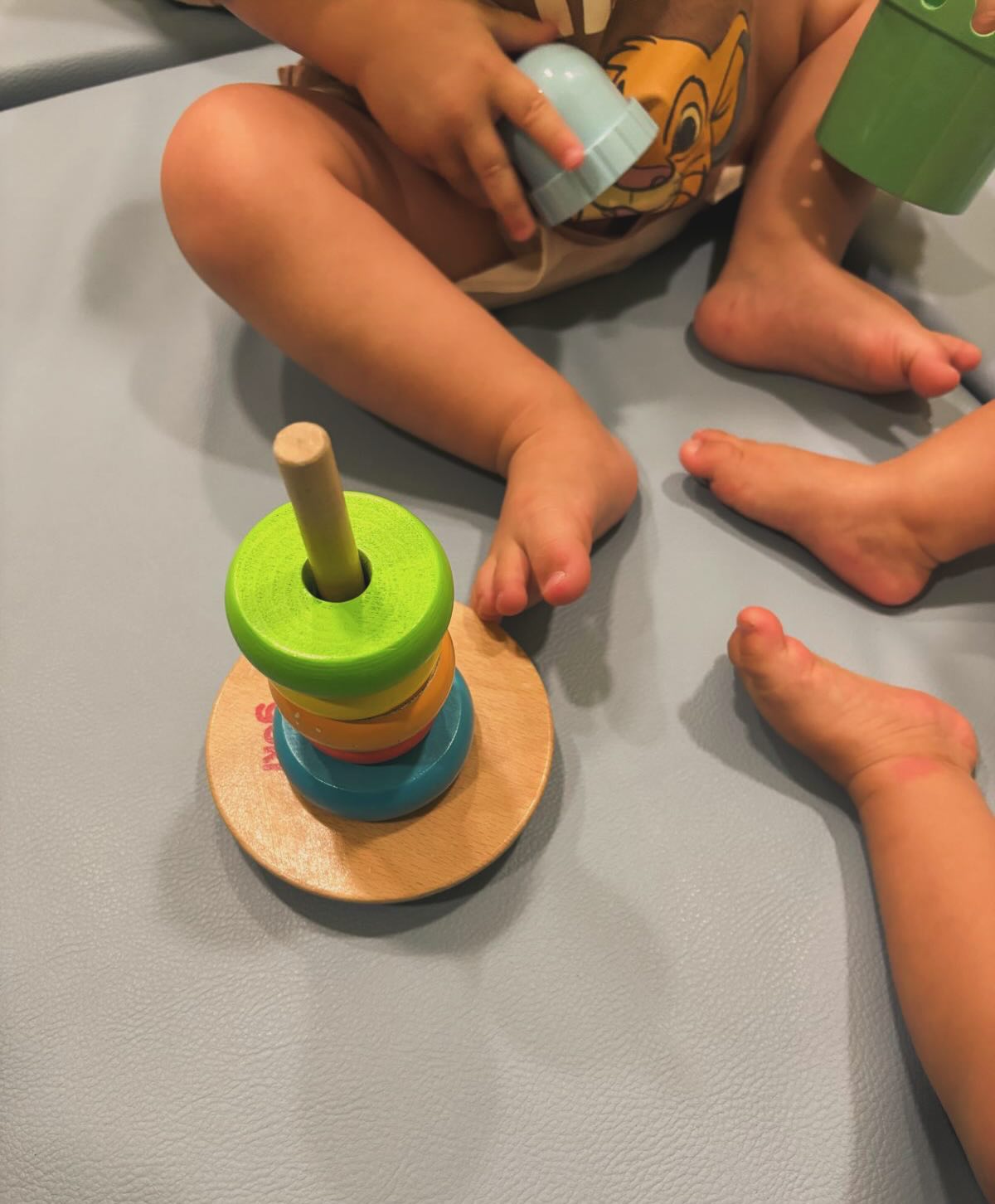 Gli incastri rappresentano un importante mezzo di sviluppo per i più piccoli. Grazie ad essi infatti il bambino accresce: * Le abilità fisiche come motricità fine e coordinazione oculo-manuale.
* Le abilità cognitive come la capacità di problem solving.
* La competenza emotiva.
#nidodinfanzia #asilonidomilano