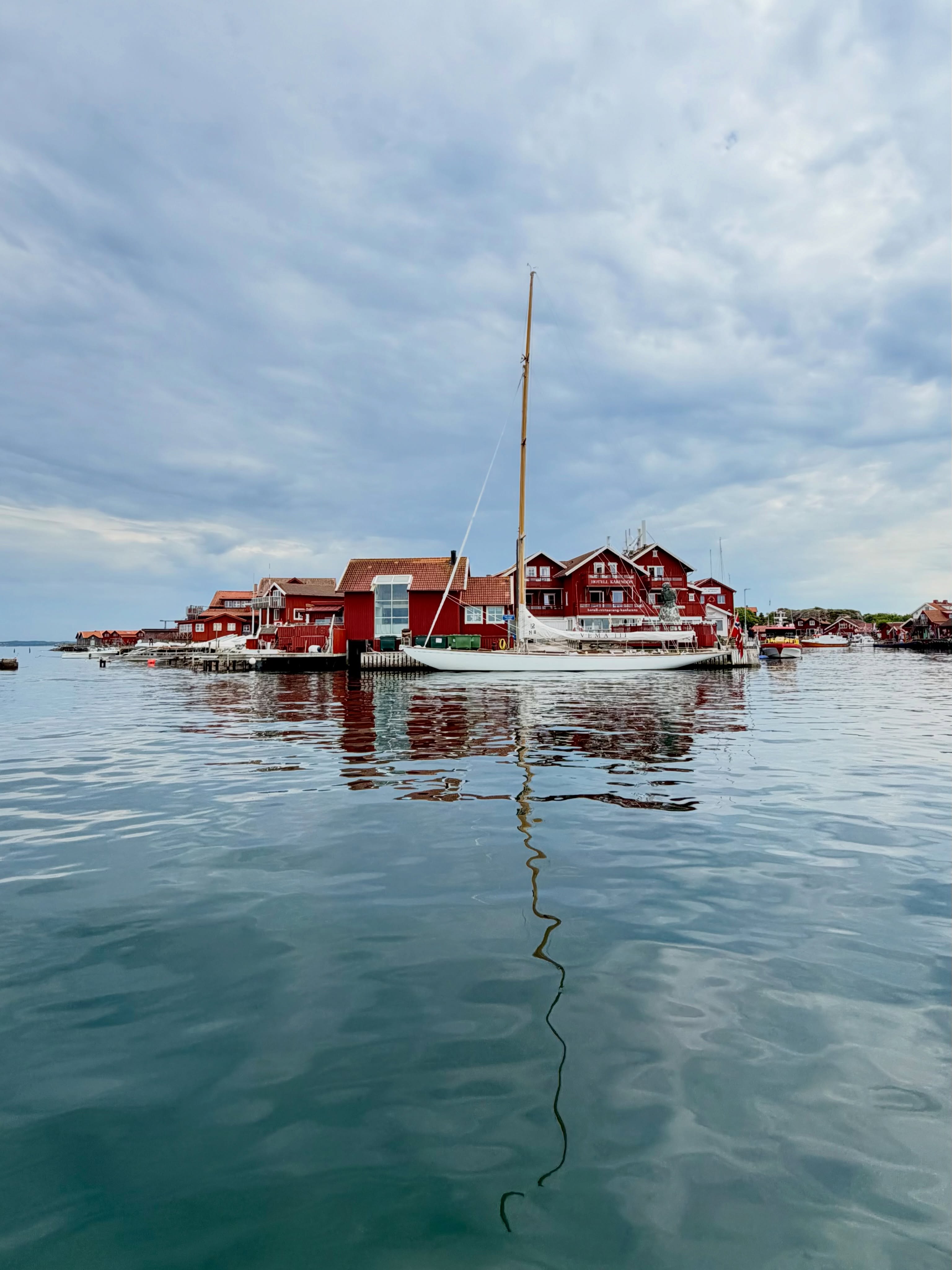 Åkte förbi den här 12:an med några timmars mellanrum häromdagen. Tänk så mycket ljuset och molnen gör 😍
#Käringön #bohuslän #sweden #världensvackrasteskärgård #älskaöa