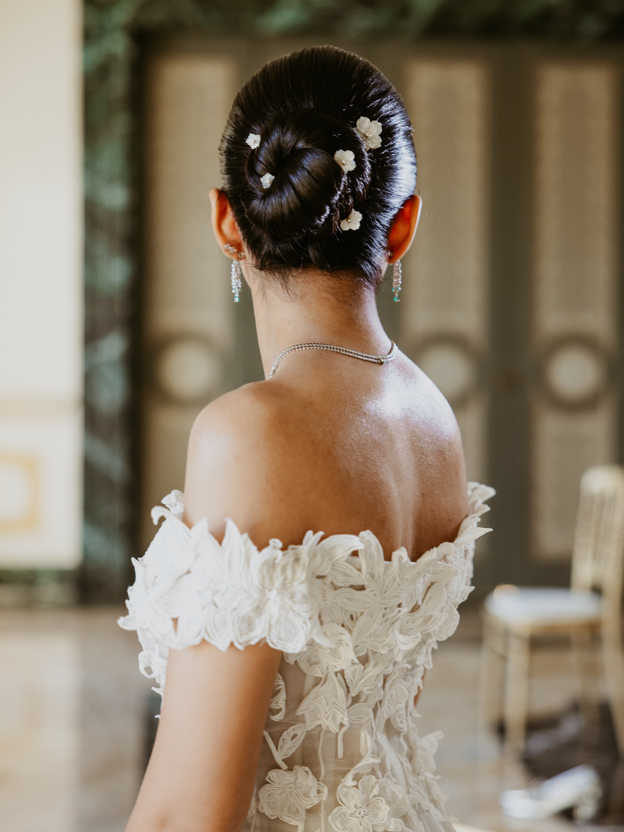 “I can’t recommend Carla enough! I was really struggling to find a hair and makeup artist for my wedding in Rome until she was recommended to me just a month before the wedding and she truly saved the day.
Carla did my hair and makeup for both my pre-wedding party and my wedding day, as well as my mom’s and sister’s hair and makeup on the wedding day. We all looked and felt amazing! She made us feel so beautiful, confident, and special, and everything lasted perfectly throughout the entire event.
Carla is incredibly talented, warm, professional, and such a calming presence to have around on such an important day. I’m so grateful for everything she did to make my wedding so memorable. Thank you, Carla!”
And this is why I absolutely adore my job 🫶🏽
Planners @isl_events
Bridal Wear @oscardelarenta
Venue @villamiani_official