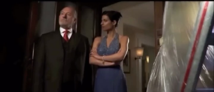 Throwback 🎬
„Badewanne zum Glück“
Manche Rollen bleiben länger im Gedächtnis als andere.
Beim Durchsehen älterer Aufnahmen ist mir diese Szene wieder begegnet – ein kleiner Blick zurück auf eine Rolle, die mir bis heute ein Lächeln ins Gesicht zaubert.
Jede Figur erzählt ihre eigene Geschichte. Und genau das fasziniert mich am Schauspiel bis heute: für einen Moment in eine andere Welt einzutauchen und Menschen lebendig werden zu lassen.
Welche Rollen und Geschichten als Nächstes entstehen werden? Ich bin gespannt.
#Schauspielerin #ActressLife #Throwback #Casting #AgnesZimmermann