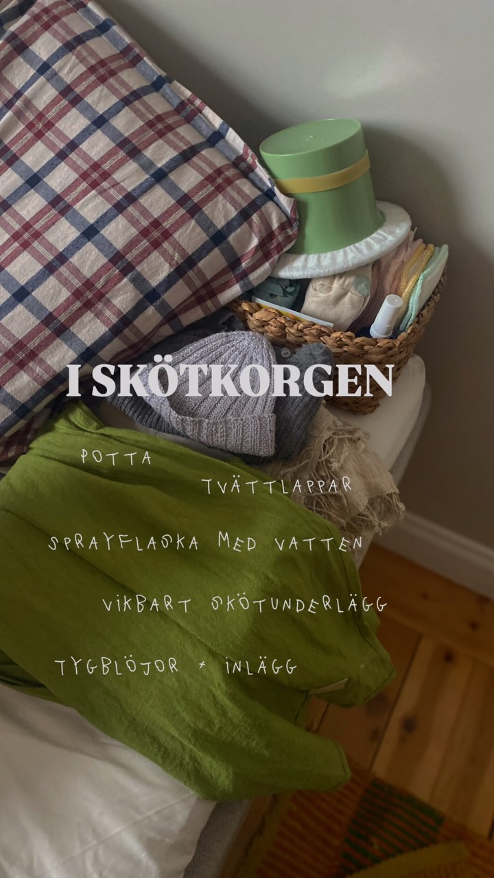 Jag får ofta frågor om vad man behöver för att sköta bebisen. Jag personligen tycker att en skötkorg är bättre än skötbord, eftersom man då kan sköta precis där man är. Man slipper köpa in en ny möbel som snart kommer ha tjänat sitt syfte.
När min dotter var nyfödd hade jag en skötkorg med ett ihopvikt skötunderlägg, blöjor, tvättlappar i muslin som kom i ett praktiskt fodral, en sprayflaska med vatten eller kokosolja för rengöring och en EC-potta. Jag hade också lite kläder till henne bredvid.
Mina bebisar som mest har skötts i sängen eller soffan har aldrig tyckt illa om blöjbyten och jag tror att det är för att det har känts bekvämt och tryggt för dem 😊