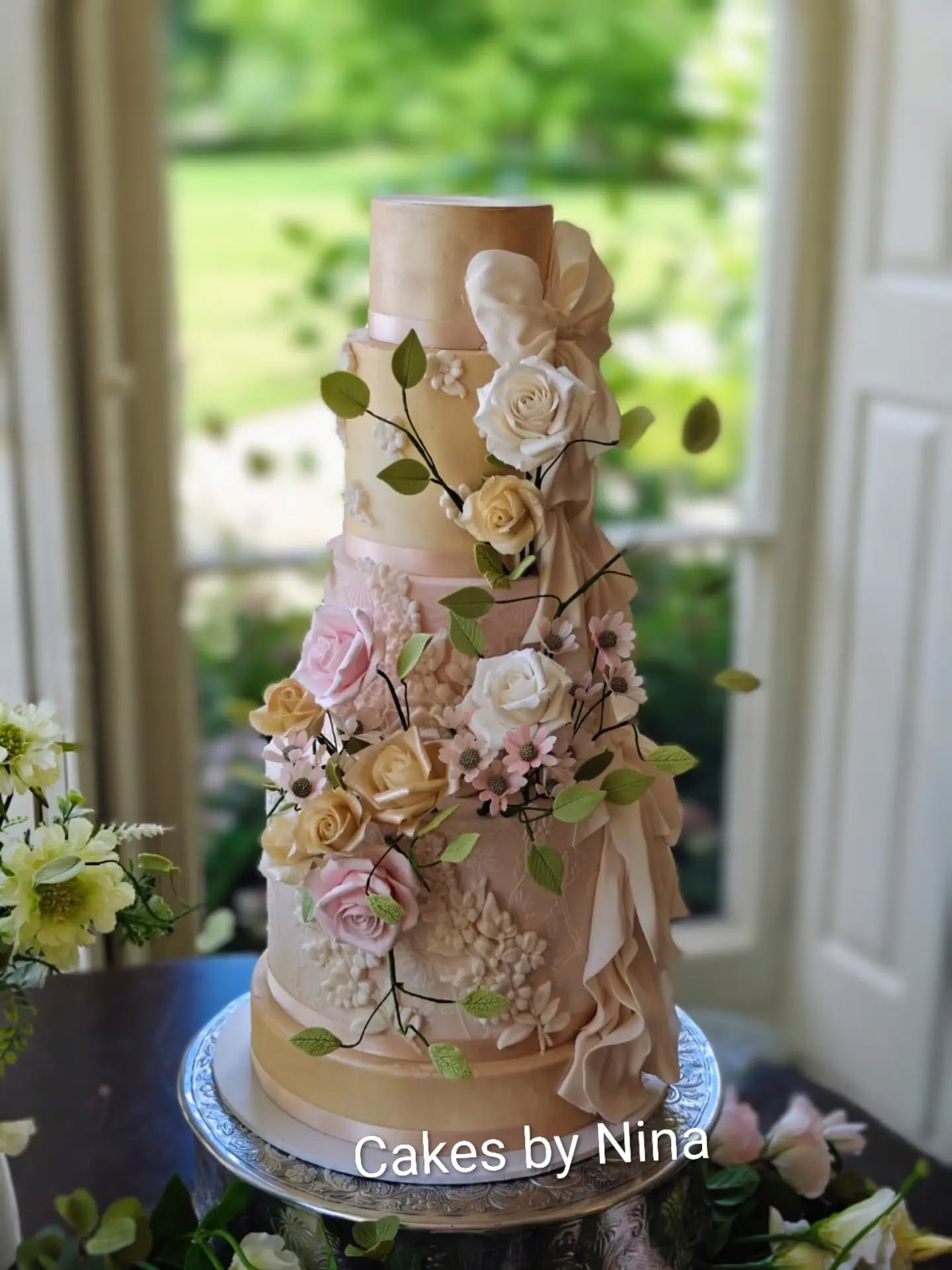 Beautiful couture cake design with elegant sugar bow and drapes, sugar flowers, and texture for the couple that wants a modern elegant design.
#wedding #weddingcake #sugarflowers