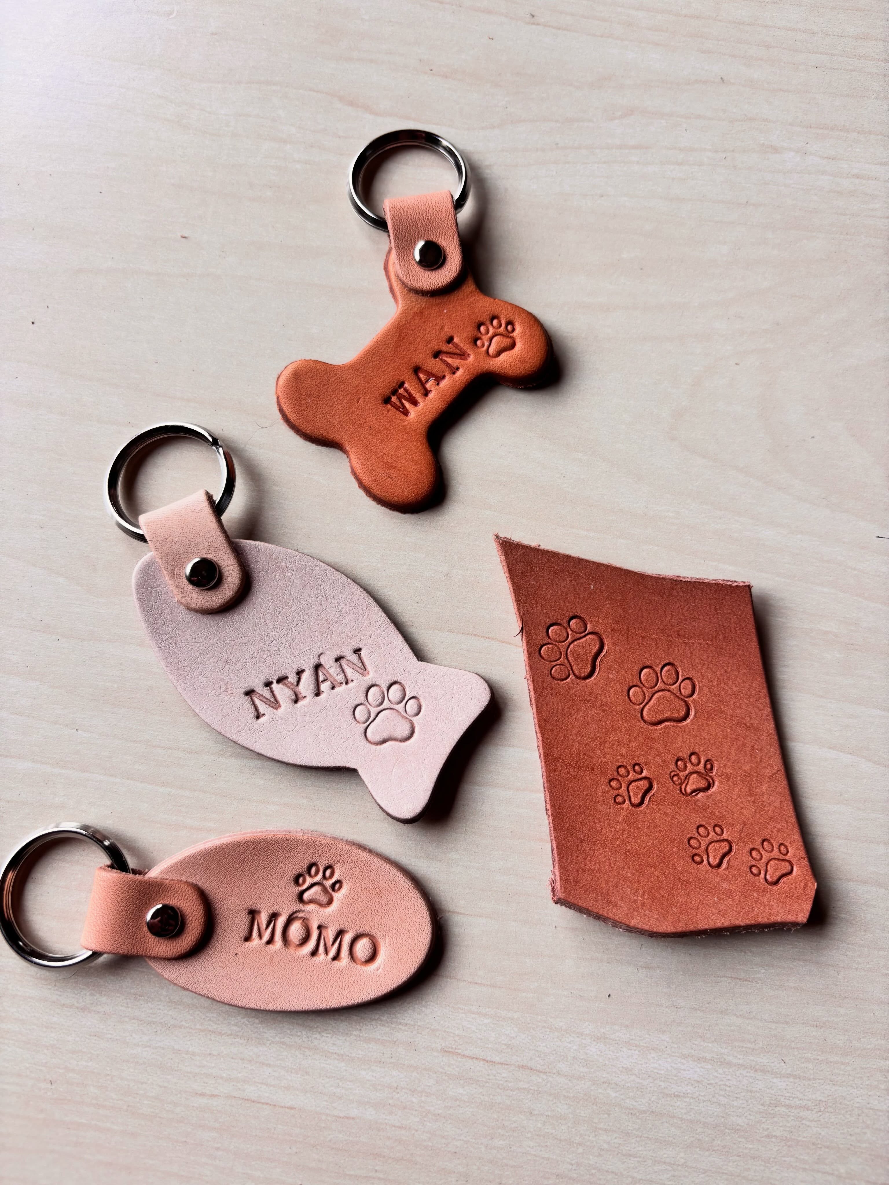 リクエスト多かった
肉球刻印🐾仲間入りしました
.
首輪、リード作り🔨
ますます楽しくなるね🐶