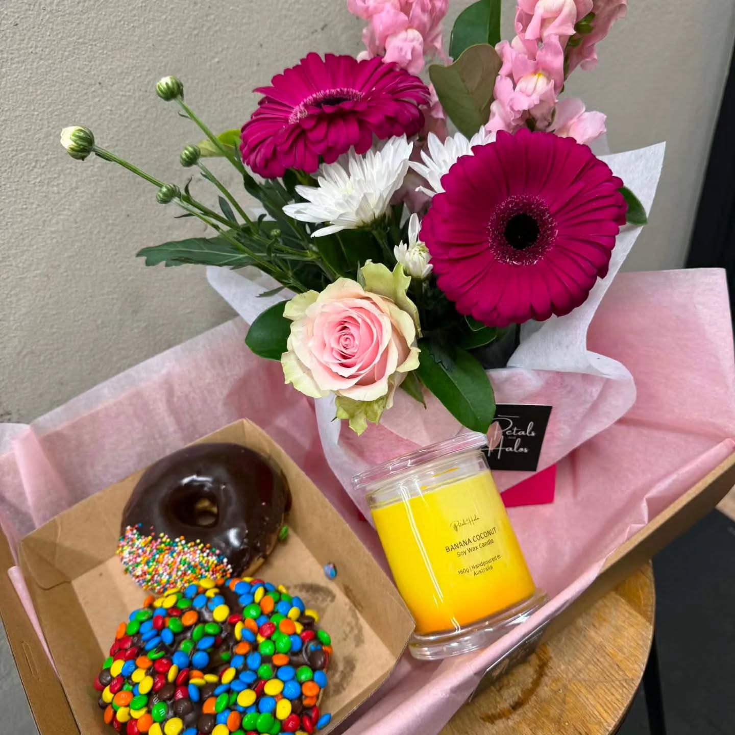 Special order for Amanda - Franky & Co donuts, Banana Coconut soy wax candle and a fresh & beautiful flower box 🙌
#frankyandco #soywaxcandle #flowerbox #maitlandlevee