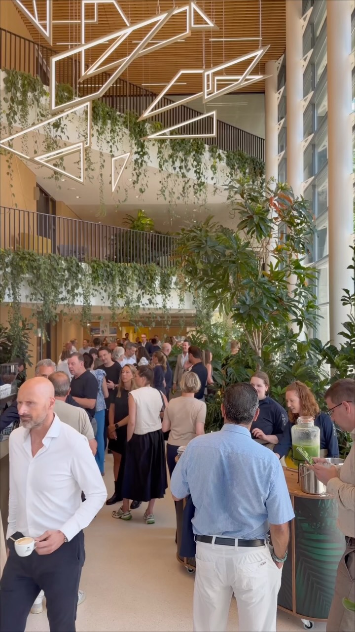 Nog even nagenieten van de geslaagde Launch Lunch vorige week, wat hebben wij genoten! Een geweldige opkomst, topsfeer en vooral veel gezelligheid. Dank aan iedereen die erbij was en heeft bijgedragen aan deze mooie middag!
“We play Restaurant League in High End Offices.”
#wecanteen #bedrijfscatering #food #launchlunch #restaurant
We Canteen is onderdeel van @db_the_facility_group
