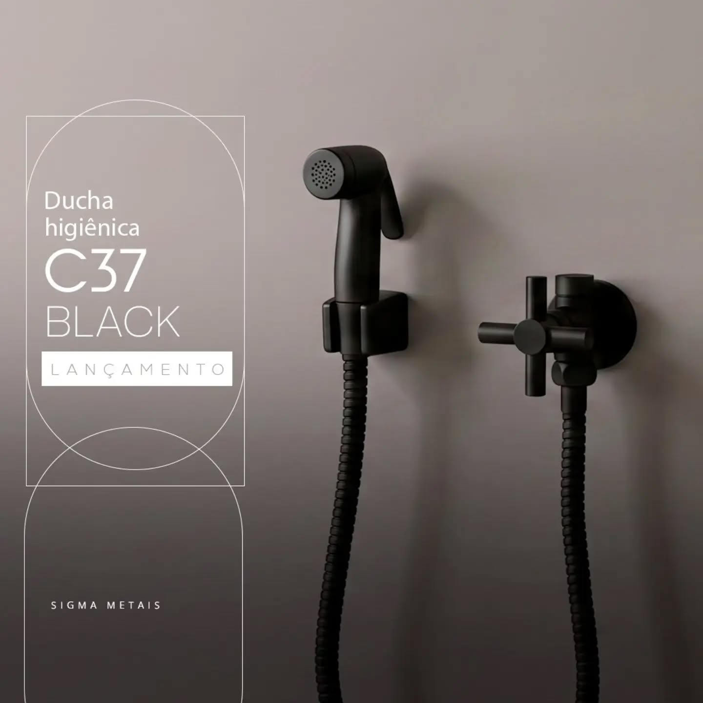 Sofisticação e Praticidade.
Apresentamos a nova Ducha Higiênica C37 Black com Derivação 1184 da Sigma Metais. 💎
Elegância, com acabamento em preto fosco a que garante a beleza e elevação o padrão do ambiente através do seu design minimalista. Mas além de beleza, o seu projeto é inteligente e ergonômico unindo o máxima funcionalidade.
A Ducha Higiênica C37 Black 1184 possui registro com derivação, é a solução perfeita para quem busca estética limpa e otimização de espaço, sem complicações na instalação.
Praticidade com Derivação 2 em 1. ✨
Esqueça o quebra-quebra na parede!
Conecte a ducha higiênica e a caixa acoplada do vaso sanitário no mesmo ponto de água, mantendo o visual limpo e funcional.
Seu design contemporâneo traz uma atmosfera urbana, luxuosa e super atual para o ambiente.
O clássico volante em cruz C37 Black oferece um manuseio firme, confortável e um fechamento perfeito no dia a dia.
Seu acabamento impecável em preto fosco é feito para durar.
Equipada com tecnologia e acionamento de 1/4 de volta que além de muito eficaz e de simples manejo proporciona uma grande economia de água, chegando em até 80% em economia.
Seu acionamento preciso que permite ajustes de vazão com facilidade, garantindo praticidade no dia a dia.
Fabricada em cobre de alta qualidade, a linha oferece durabilidade excepcional e economia de água. É longa vida útil com o selo de garantia de até 10 anos da Sigma Metais!
Uma linha Ideal para quem busca exclusividade sem abrir mão da performance.
Desenvolvida com o padrão de excelência da linha Conceito da Sigma Metais, garantindo alta durabilidade.
Seja para renovar o seu banheiro ou para especificar no seu próximo projeto de arquitetura, a C37 Black com Derivação é o detalhe inteligente que faz toda a diferença.
Não perca tempo, solicite mais esse lançamento Sigma Metais com seu representante a Linha Sigma Conceito e disponibilize para venda em sua loja.
E se você ainda não é um revendedor Sigma Metais, acesse agora o nosso site
www.sigmametais.com.br ou mande sua mensagem através do direct. 👈🏻📱
.
.
.
.
.
#SigmaMetais #C7blacklancamentosigmametais #lancamento