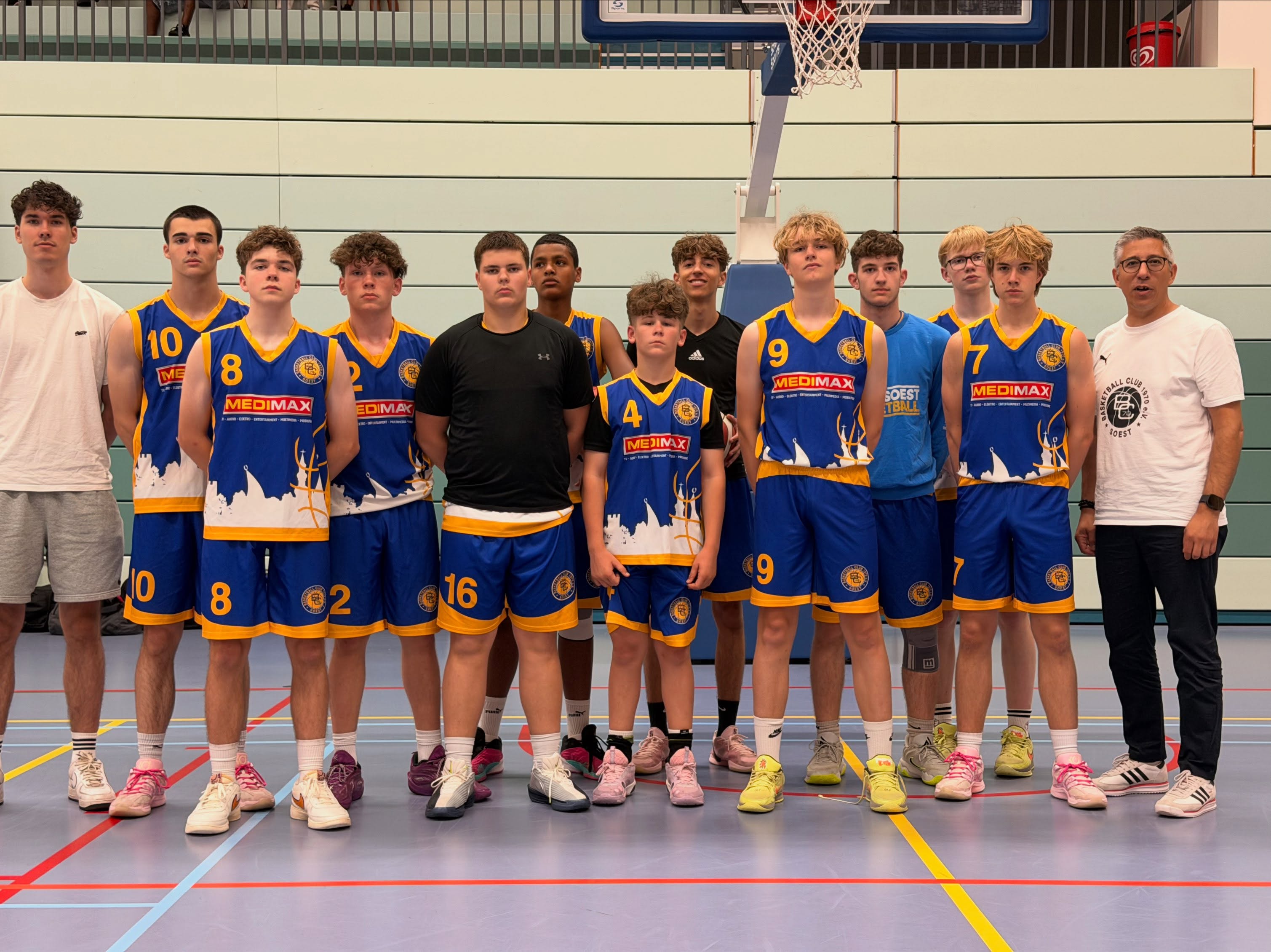 🏀🇩🇪➡️🇳🇱 Soest trifft Soest!
Heute waren wir mit unserer U16 beim traditionellen Soest-Austausch in den Niederlanden. Alle zwei Jahre besuchen sich die beiden Städte Soest in Deutschland und den Niederlanden – in diesem Jahr ging es für uns nach Soest in den Niederlanden.
Gemeinsam mit den Volleyball-, Handball- und Fußballmannschaften aus Soest sind wir mit einem Bus angereist. Vor Ort traten alle Sportarten gegen ihre jeweiligen Teams aus den Niederlanden an und verbrachten gemeinsam einen Tag voller Sport und Begegnungen.
Nach unserem Basketballspiel war der Tag aber noch lange nicht vorbei: Anschließend wurden gemischte Teams aus deutschen und niederländischen Spielern gebildet, sodass wir nicht mehr gegeneinander, sondern miteinander die verschiedensten Spiele gespielt haben. Beim gemeinsamen Essen konnten wir den Austausch anschließend in entspannter Atmosphäre ausklingen lassen und neue Kontakte knüpfen.
Vielen Dank an unsere Gastgeber für die tolle Organisation und den herzlichen Empfang. Wir freuen uns schon auf das Wiedersehen in zwei Jahren – dann wieder in Soest! 💙🏀🇩🇪🇳🇱
#soest #niederlande🇳🇱❤️ #deutschland #sport