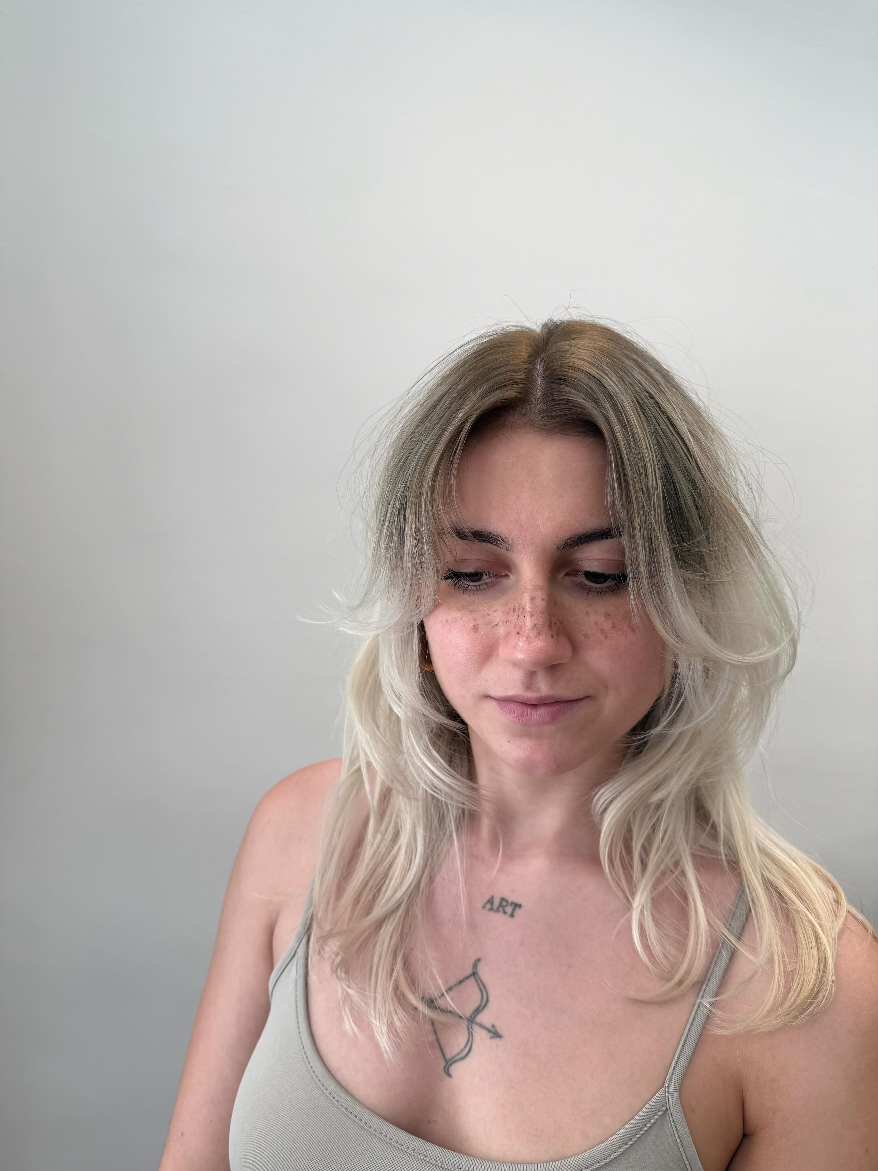 Blended the boarder between the regrowth and bleached part.
#airtouch
#colourlistberlin
#kevinmurphygermany
#cmbykevinmurphy
#hairsalonberlin