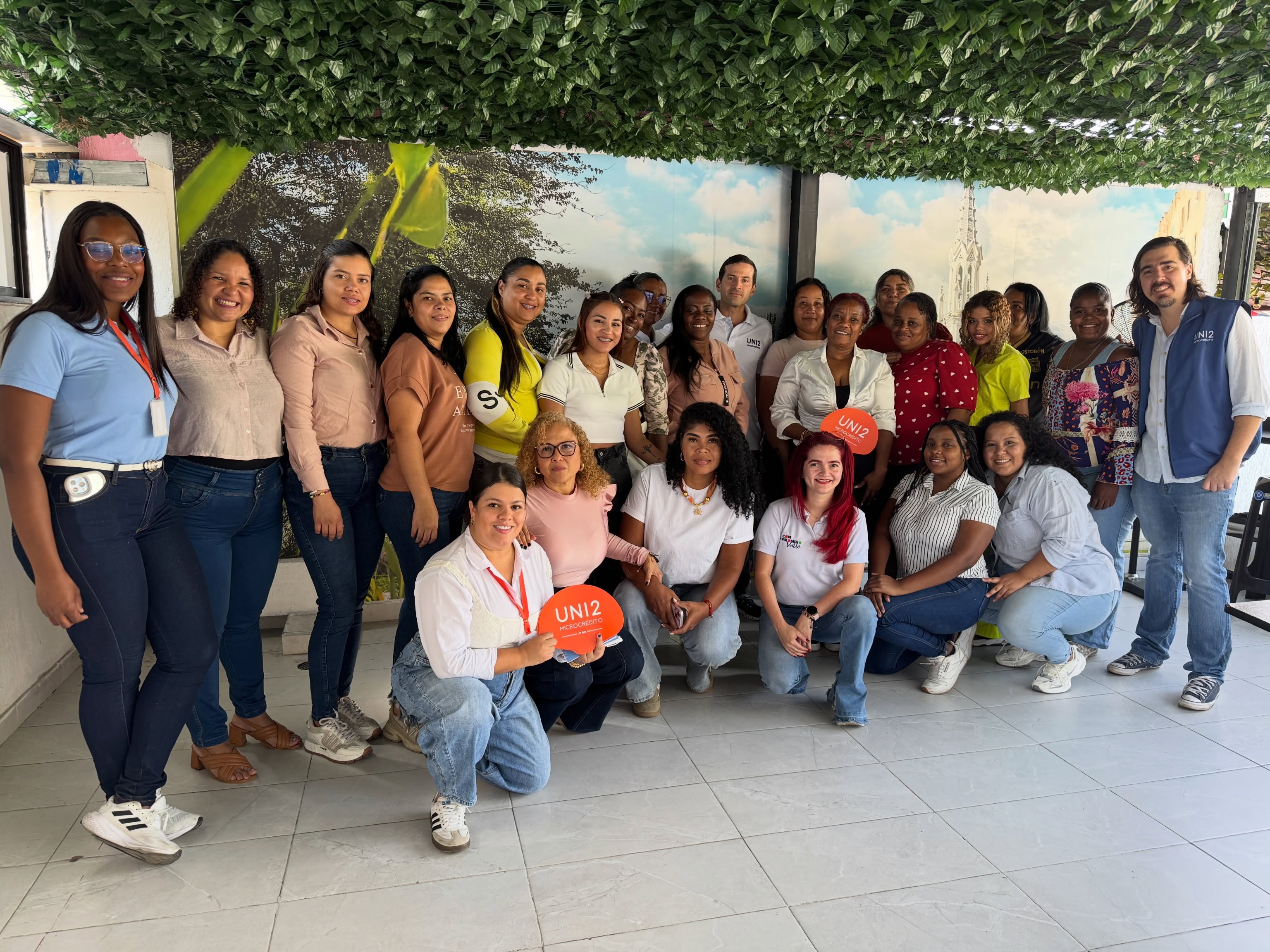15 mujeres de la Comuna 15 de Cali, participantes del @cdpcali y del proyecto MERA: Mujeres Echando Raíces, iniciativa financiada por @AFD_France e implementada por @expertisefrance, en alianza con la @AlcaldiaDeCali y @propacificoorg a través de Compromiso Valle, vivieron una jornada de aprendizaje e inspiración durante su visita a las instalaciones de @uni2microcredito 🧡
Durante el encuentro conocieron de cerca el modelo de trabajo de la organización y cómo, a través de la inclusión financiera y el acompañamiento al emprendimiento, se impulsa el desarrollo económico de la región.
Además, compartieron un espacio con colaboradores que, a través de sus historias y experiencias, demostraron que el compromiso, la dedicación y la perseverancia son fundamentales para alcanzar nuevas oportunidades. 🤩
Como parte de la jornada, participaron en un taller de elaboración de hoja de vida, donde fortalecieron sus capacidades para presentar su perfil profesional y recibieron herramientas y recomendaciones para orientar su búsqueda de empleo de manera más efectiva.
¡Gracias a UNI2 Microcrédito por abrir sus puertas y hacer posible este espacio de aprendizaje, inspiración y crecimiento para nuestras participantes!
#TodosSomosCompromisoValle
