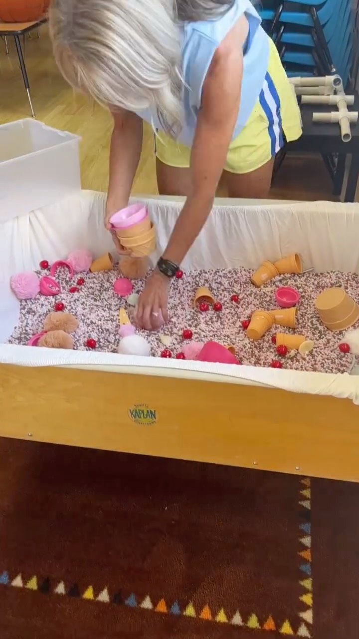 🍨 Ice cream clean up! You know what that means… 😌 New sensory bin dropping soon!!#sensorybin #teacher #sensory #cleaning #cleanup