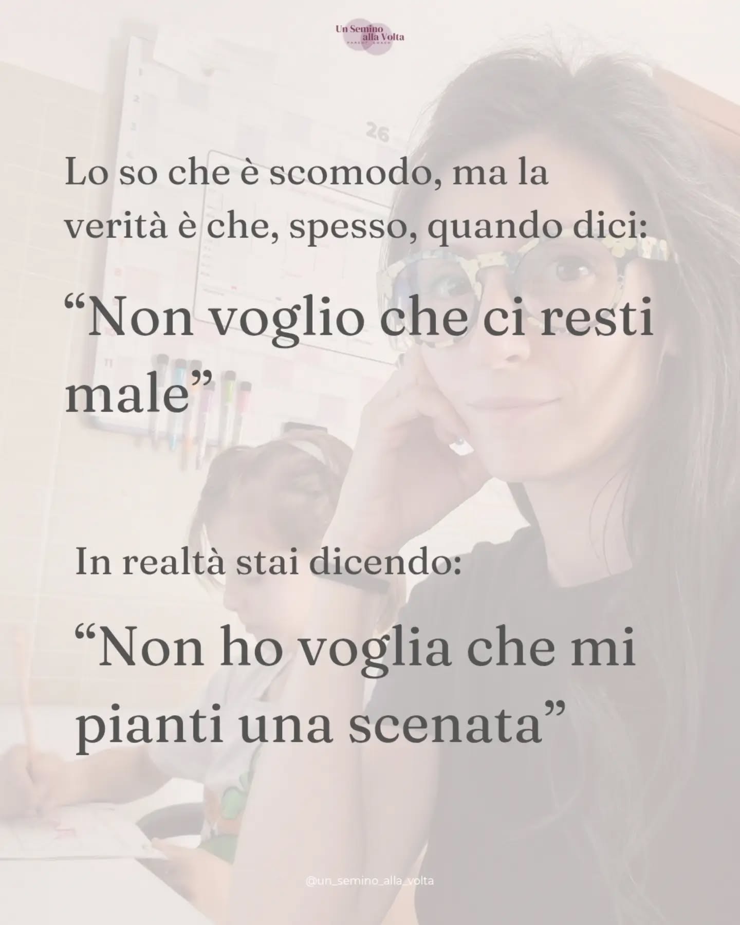 "Lo faccio per te" è la frase più innocente che esista, quella che nessun genitore pronuncia (o pensa) mai con malizia, eppure quella più disonesta, se non la guardiamo bene in faccia.
Perché dirla, spesso, protegge in realtà solo noi.
Non è ipocrisia, ma un meccanismo umano, antico, quasi necessario, un biaogno:
è più sopportabile dire "non voglio che soffra" piuttosto che "non so reggere il suo dolore".
È più dignitoso dire "è troppo piccolə per capire" piuttosto che "non trovo le parole per spiegarglielo".
È più facile dire "così non litighiamo" piuttosto che ammettere "ho paura del conflitto".
Ecco: se dovessi indicare la competenza più sottovalutata nel mestiere di genitore, non sarebbe la pazienza, né la coerenza. Sarebbe l'onestà con sé stessə.
Quella capacità di chiederci: ma veramente questa cosa la sto facendo per miə figliə o, in realtà, la sto facendo per me?
E beh, ovviamente risponderci con sincerità.
Certo che non è facile e certo che non è un'abilità innata. Ma si può allenare, frase dopo frase, "sgamata" dopo "sgamata", non per punirsi, ma per smettere di confondere la propria comodità con quella che vorremmo far passare come educazione.
👇 Qual è la frase che ti sei sgamatə a dire più spesso?