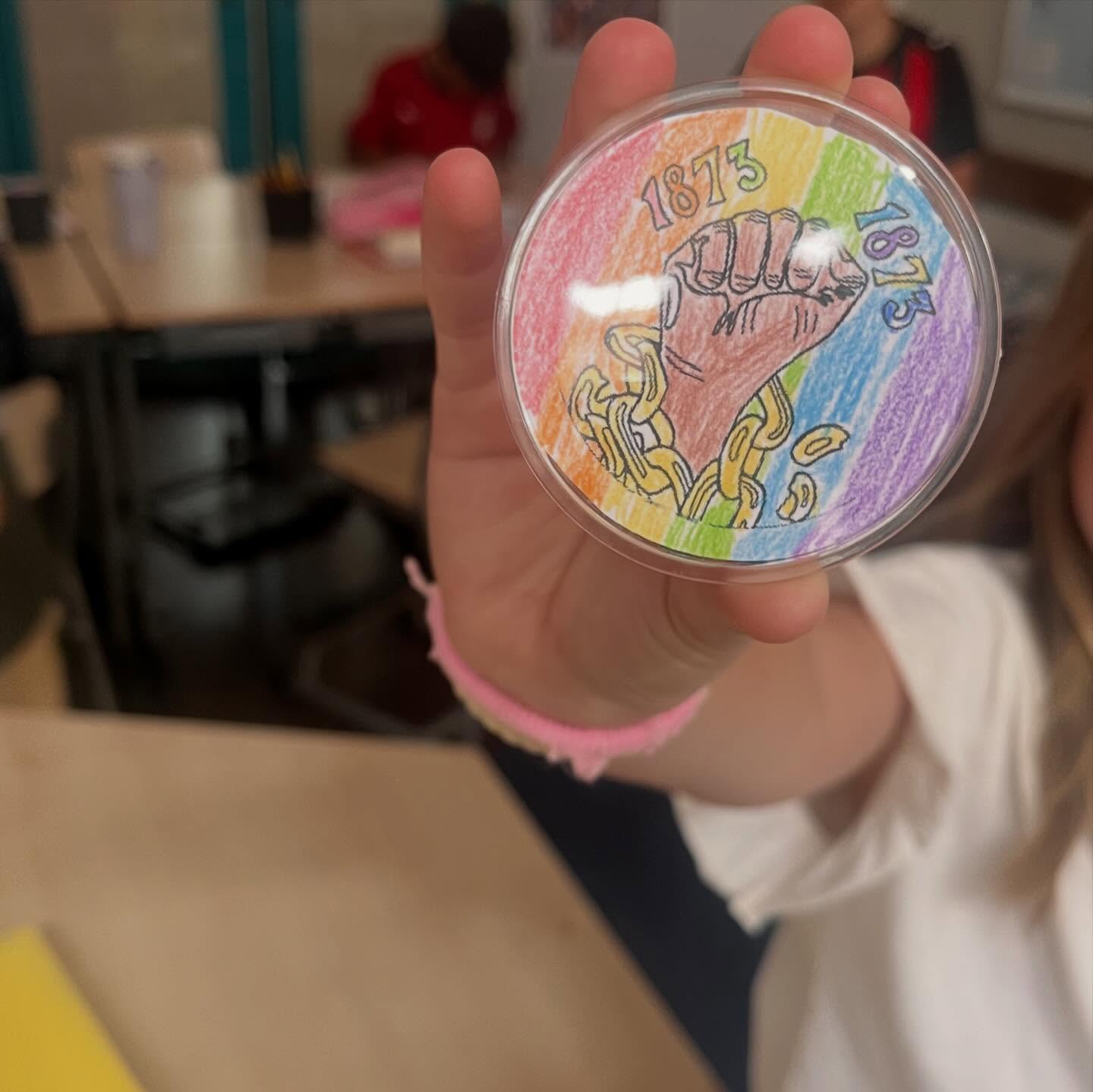 Vandaag staan we stil bij het slavernijverleden en dragen de leerlingen van groep 6/7 met trots onze zelfgemaakte button.
De afgelopen periode hebben we verschillende lessen gevolgd binnen het project Keti Koti Junior. Tijdens deze lessen hebben we meer geleerd over het slavernijverleden, de betekenis van Keti Koti en het belang van vrijheid, gelijkwaardigheid en respect.