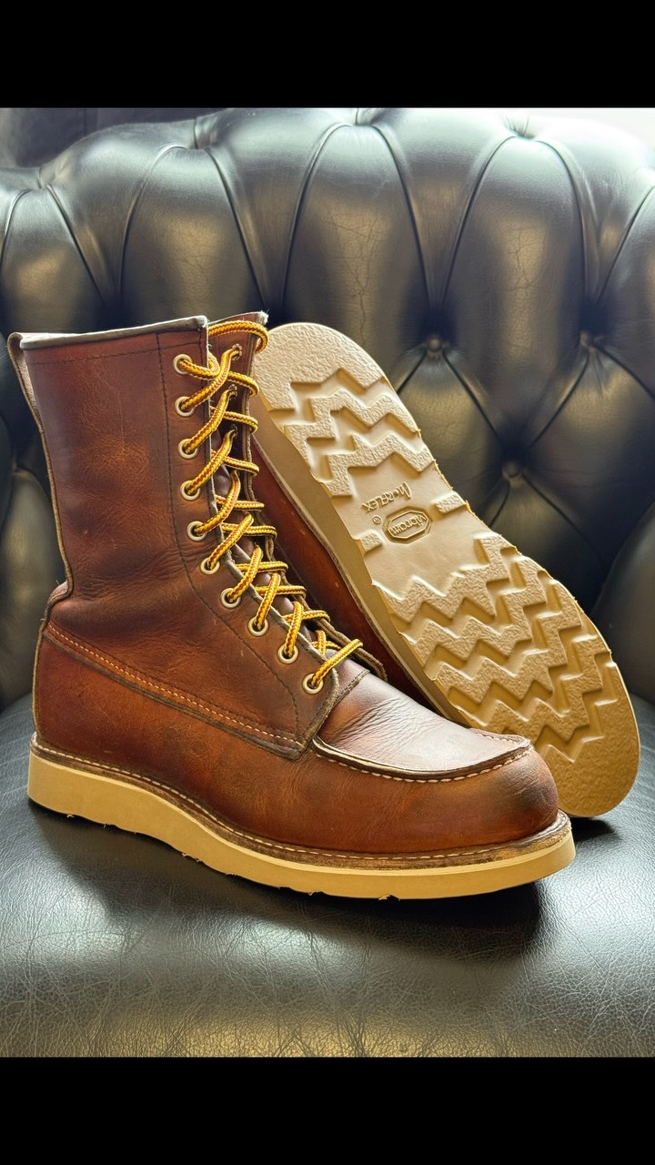 #redwingboots getting a new #vibramsole .
Customer opted for the Cristy Moreflex 4377 in Tan + full clean and reconditioned leather.
#shoerepair #repairifyoucare #cometocolne