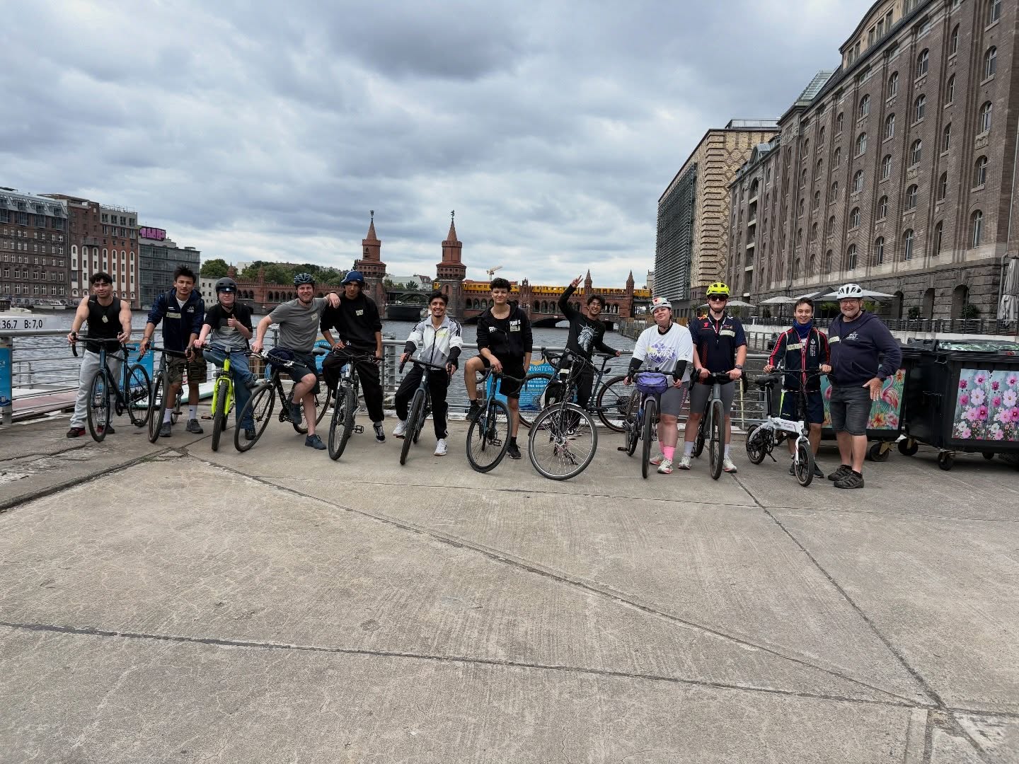 🚴 United on Ice goes biking!
Heute haben wir die Kufen gegen Fahrräder getauscht und Berlin unsicher gemacht. Von der Paul-Heyse-Straße bis nach Tempelhof wurde kräftig in die Pedale getreten – und ja, zwischendurch wurde auch mal über die Länge der Strecke diskutiert. 😅
In Tempelhof warteten dann unsere Bögen. Beim Weitschießen, Zielschießen und Zielschießen auf Zeit wurde um jeden Punkt gekämpft. Manche trafen die Scheibe, manche eher... die Gegend. 🎯
Am Ende waren die Akkus leer, die Beine schwer und der Muskelkater hat sich schon mal angekündigt. Aber genau so muss ein gelungener Tag aussehen. 🚴
#unitedonice #fürdiewertedeslebens #icehockey #bogenschießen #berlín