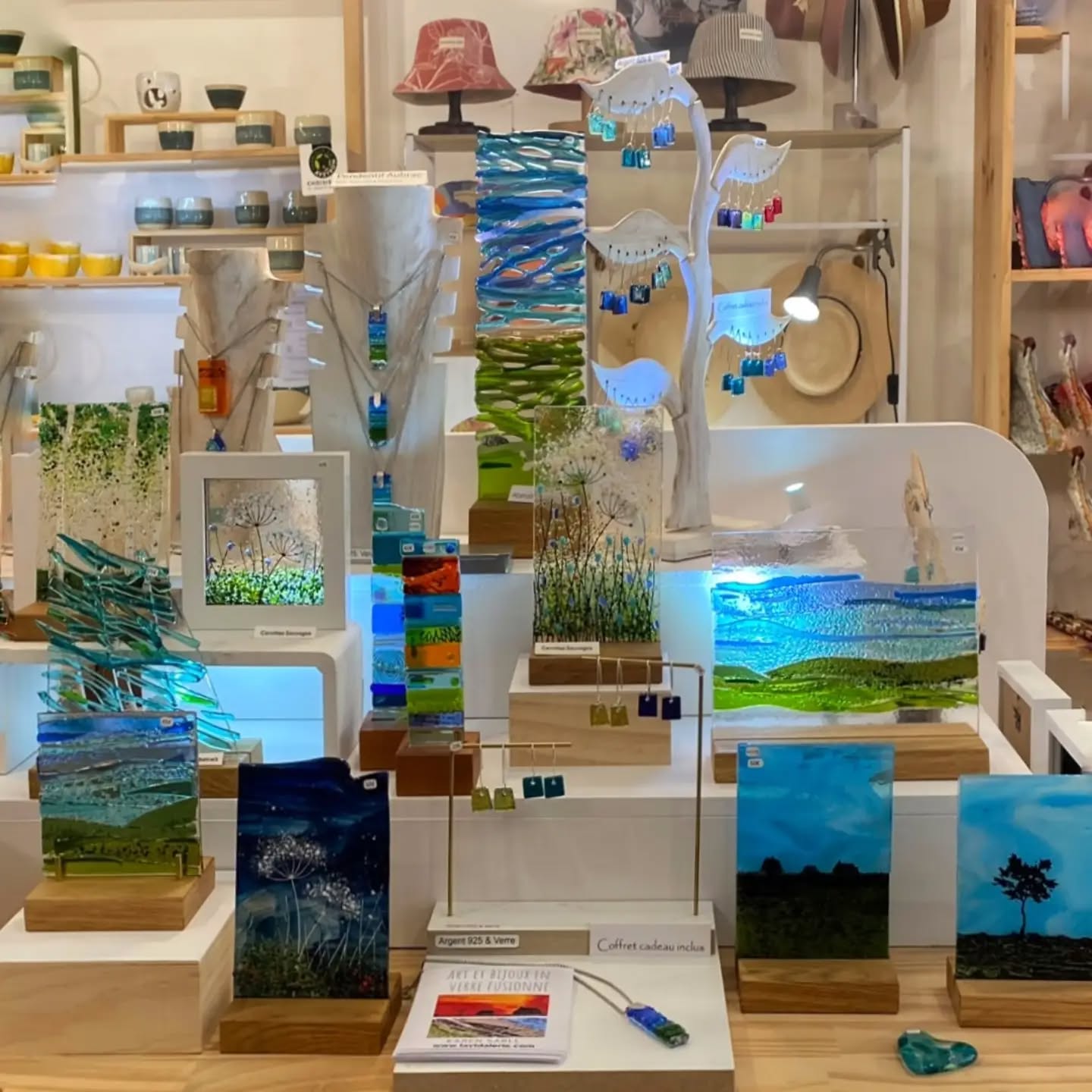 Envie d'ajouter un peu de couleur à votre vie ? Je viens de réapprovisionner mon stand chez @baldescreateurs à Rodez.
Vous y trouverez de nombreux nouveaux tableaux en verre fusionné ainsi que de nouvelles boucles d'oreilles, parfaites pour l'été et au-delà !
#Rodez #bouclesdoreille #verrefusionné #artisanat